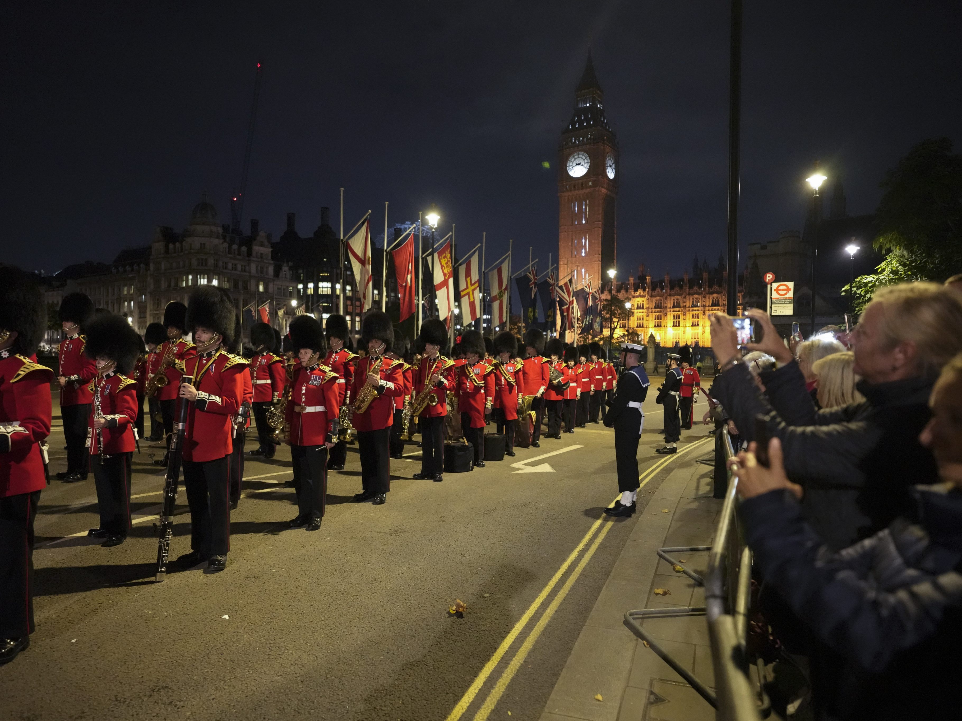 Nächtliche Proben der Soldaten in London. Nächtliche Proben der Soldaten in London.