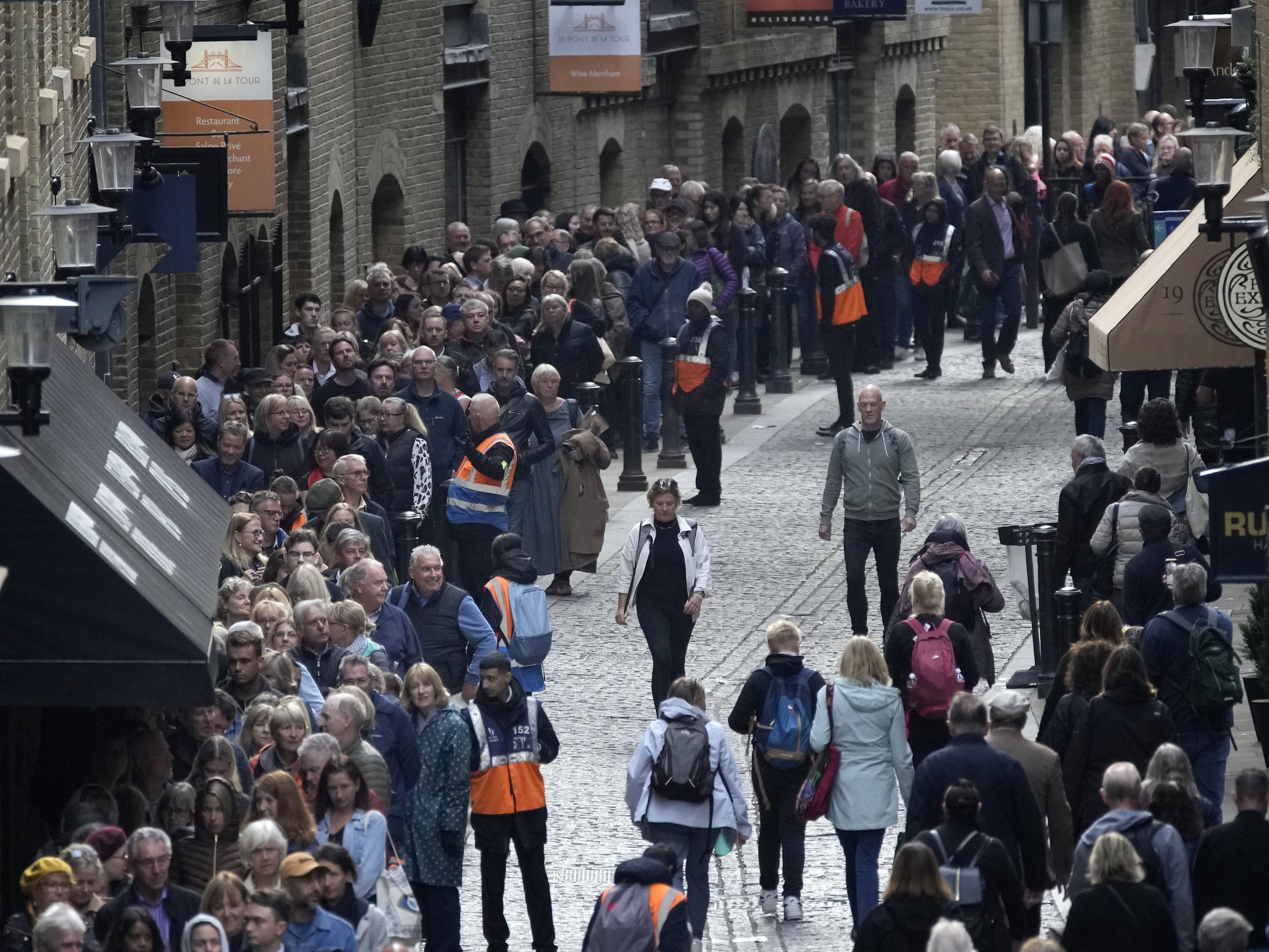 Der Zugang zur Warteschlange für den Queen-Sarg wurde für sechs Stunden gesperrt. Der Zugang zur Warteschlange für den Queen-Sarg wurde für sechs Stunden gesperrt.