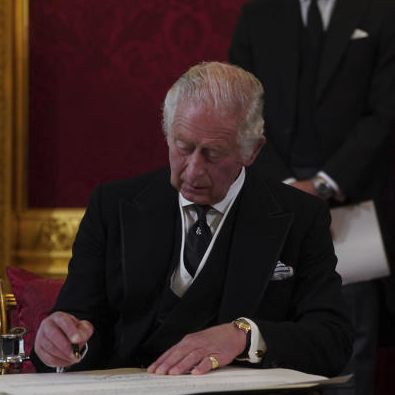 Charles unterschrieb die Proklamation und wurde so offiziell König, die Twitteruser interessiert das herzlich wenig.