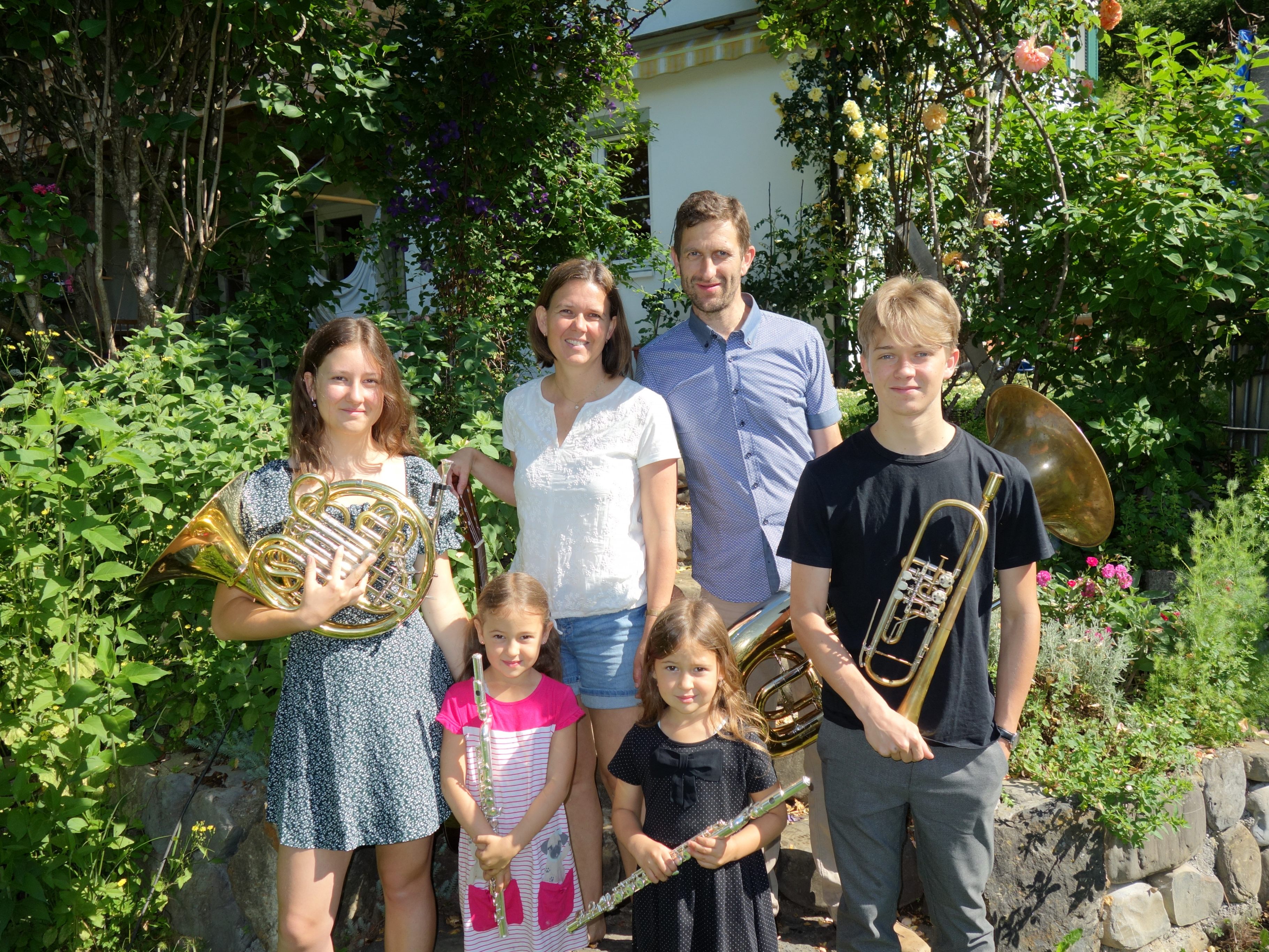 Die Familienmusik Bär begeistert bei ihren Auftritten das Publikum. Die Familienmusik Bär begeistert bei ihren Auftritten das Publikum.