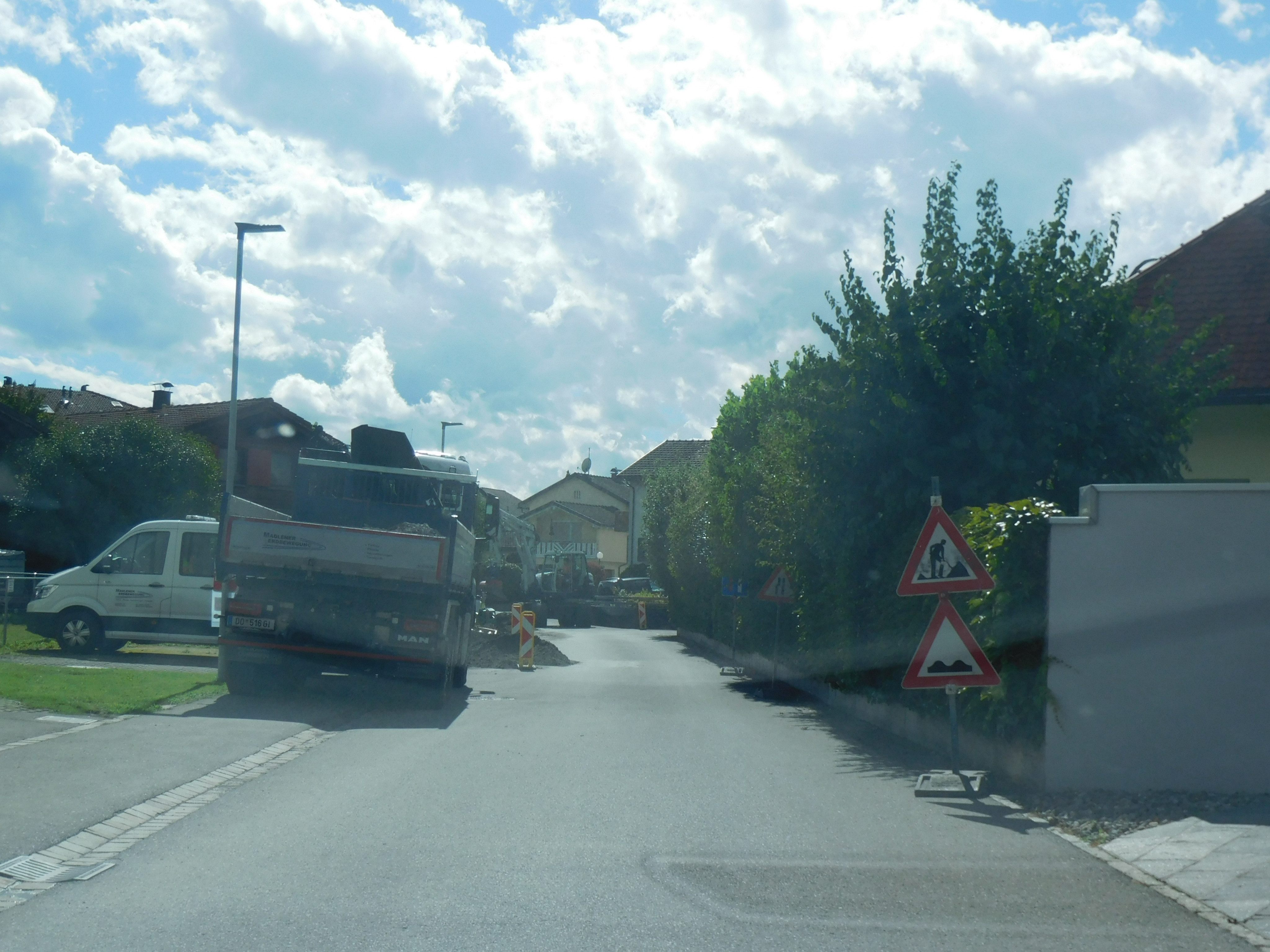 In der Konstanzerstraße werden derzeit Grabungs- und Verlegungsarbeiten an der Straße durchgeführt In der Konstanzerstraße werden derzeit Grabungs- und Verlegungsarbeiten an der Straße durchgeführt