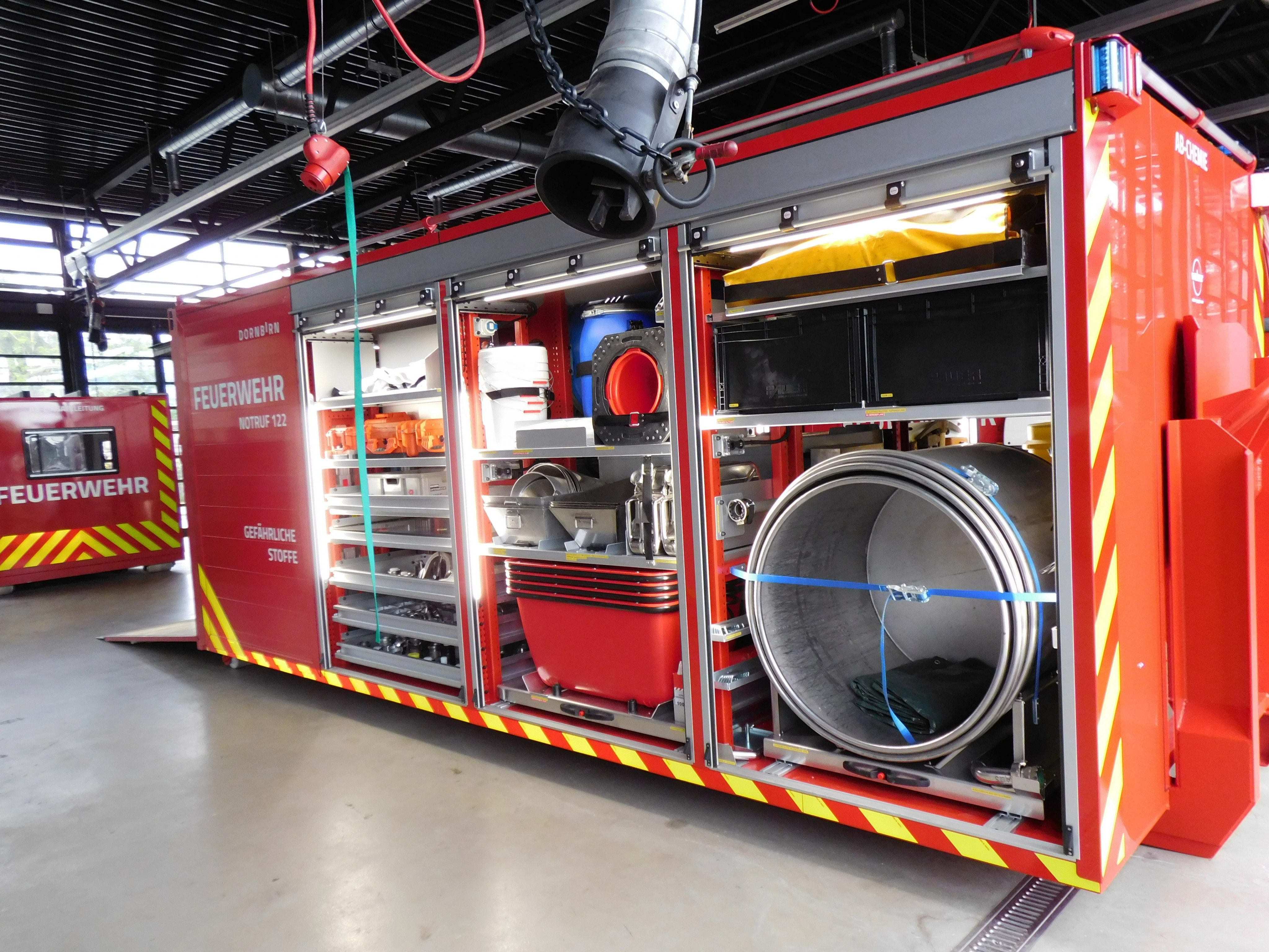 Bei der Feuerwehr ist seit kurzem der neue Abrollbehälter Gefährliche Stoffe im Einsatz Bei der Feuerwehr ist seit kurzem der neue Abrollbehälter Gefährliche Stoffe im Einsatz