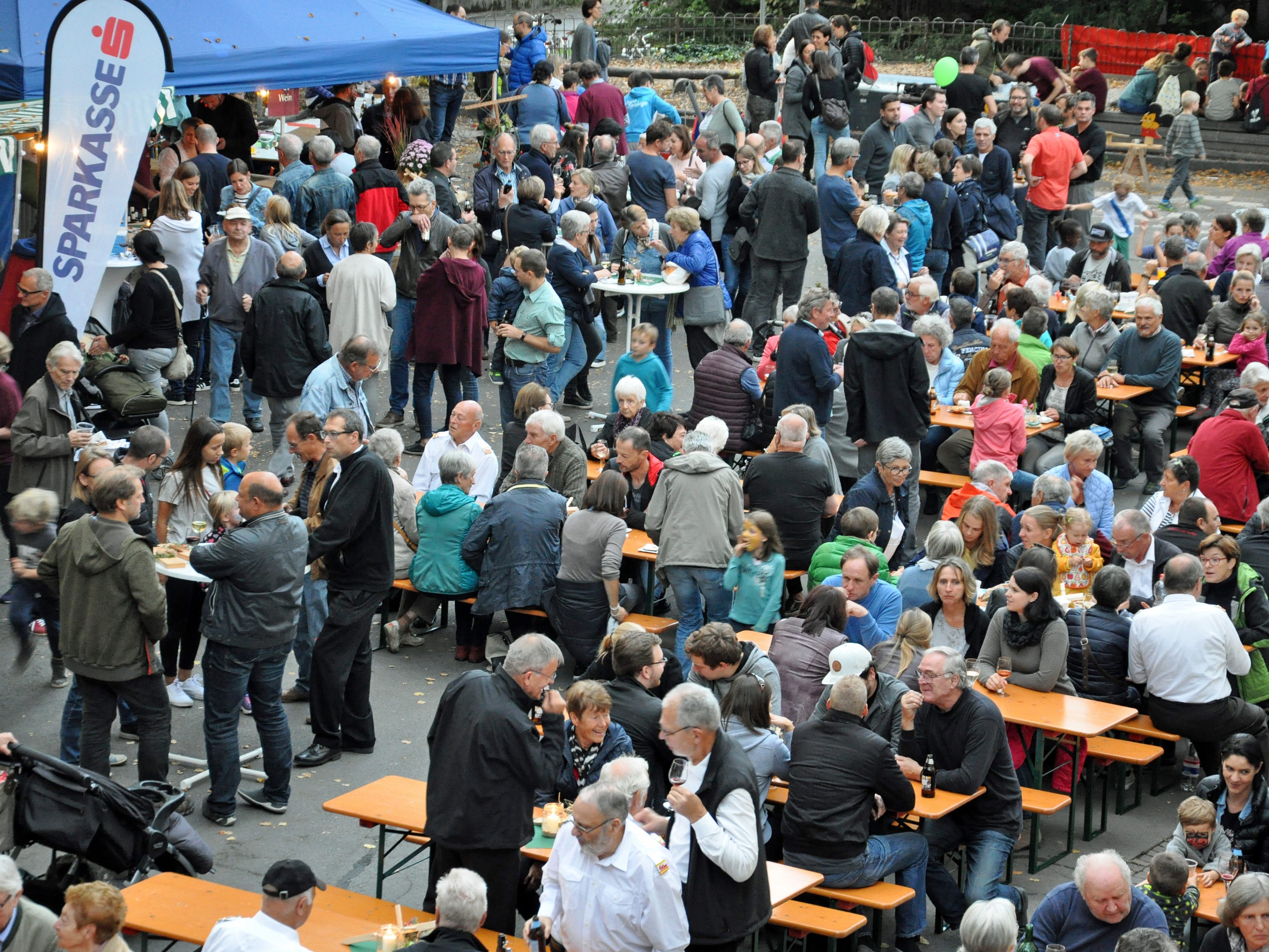 Der Schulplatz der Volksschule Oberdorf wird zum Treffpunkt von Jung und Alt. Der Schulplatz der Volksschule Oberdorf wird zum Treffpunkt von Jung und Alt.
