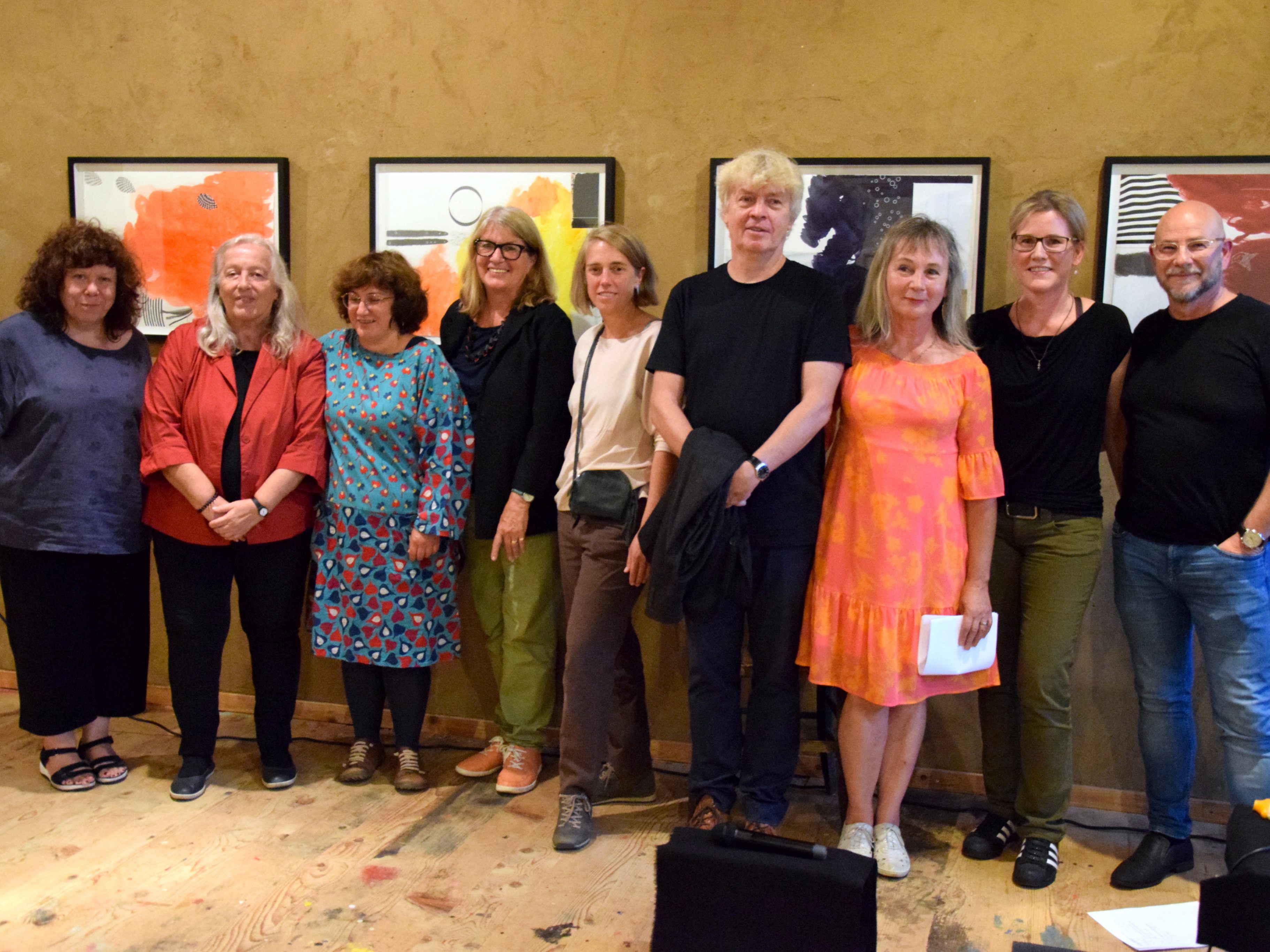 Judith Batlogg, Irene Dworak-Dorowin, Desislava Unger, Helga Cmelka, Dorothea Rosenstock, Robert Svoboda, Erika Kronabitter, Denise Kronabitter und Arno Öhri (beide Klanglabor Liechtenstein) in der Scheune Lehen in St. Gerold