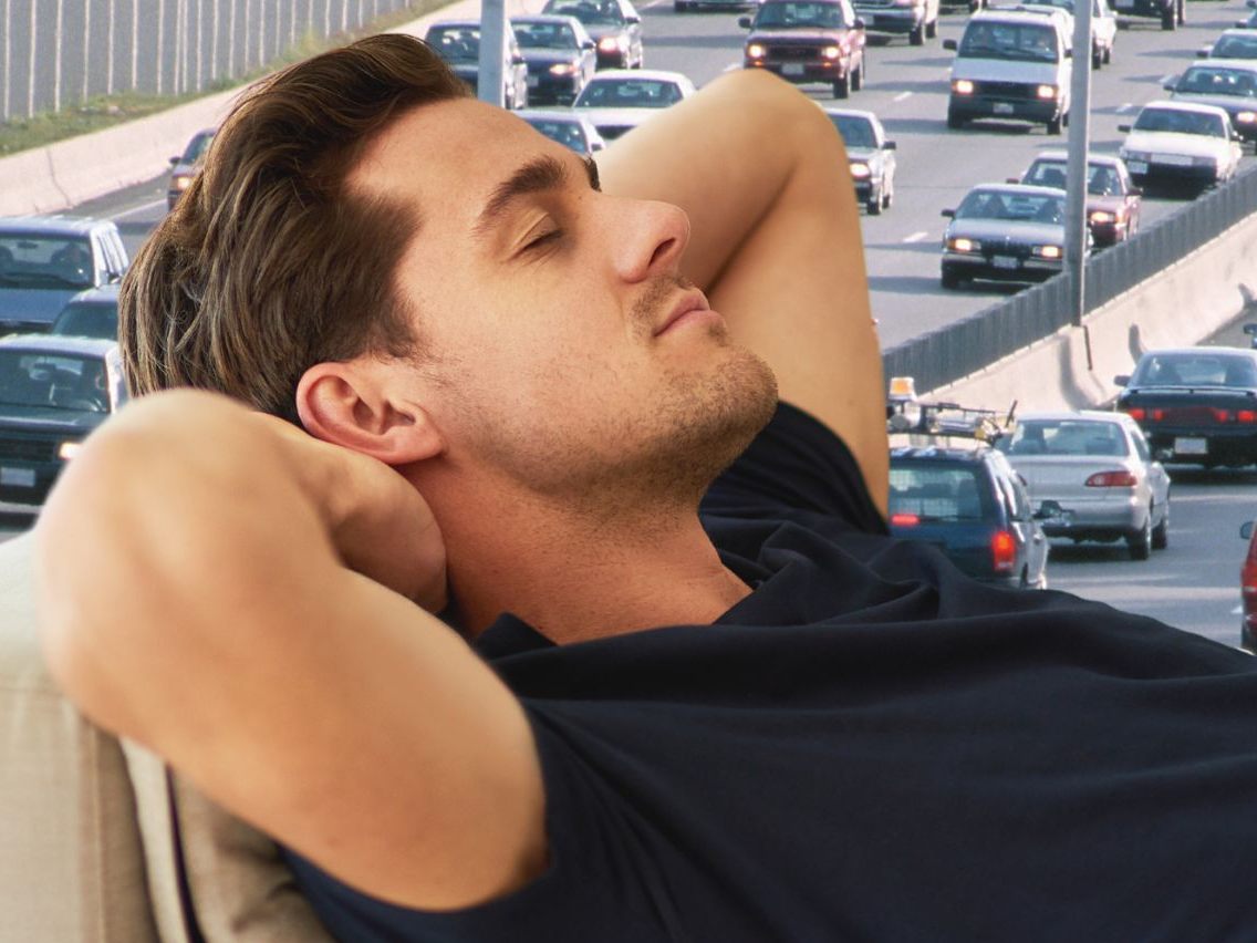 Mitten in der Autobahnausfahrt machte der Mann ein Schläfchen.