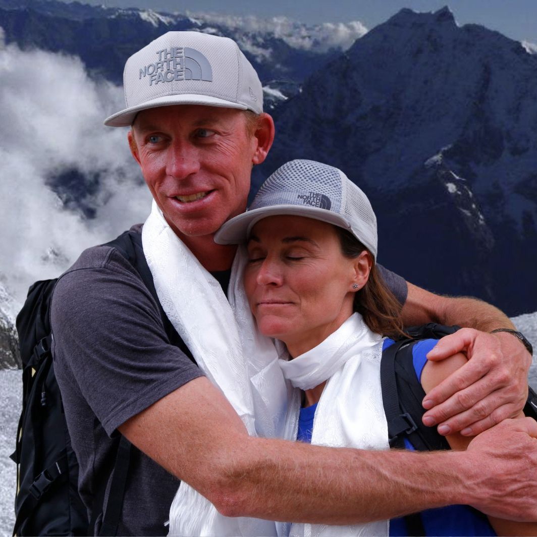 Die erfahrene amerikanische Skifahrerin und Weltrekordhalterin Hilaree Nelson wird nach einem Sturz in eine Gletscherspalte auf der Spitze des Mount Manaslu (Himalaya) weiter vermisst.