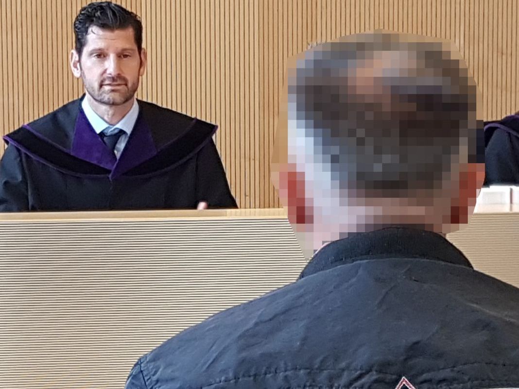 Nach 20 Jahren brauch die Frau ihr Schweigen über die Misshandlungen durch ihren Ex-Mann. Dieser geht nun ins Gefängnis.