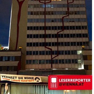 Ein Vienna.at-Leserreporter beobachtete, wei Vermummte auf das Dach der Wien Energie kletterten und ein Banner hissten.