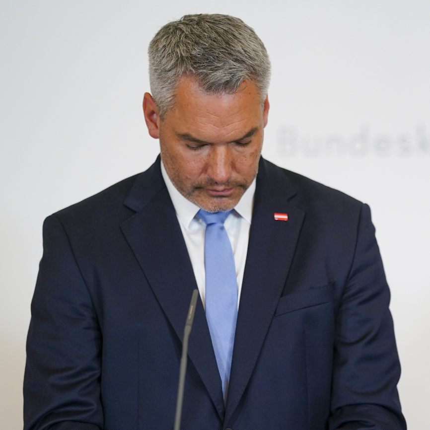 Bundeskanzleramt setzt Fahne auf Halbmast