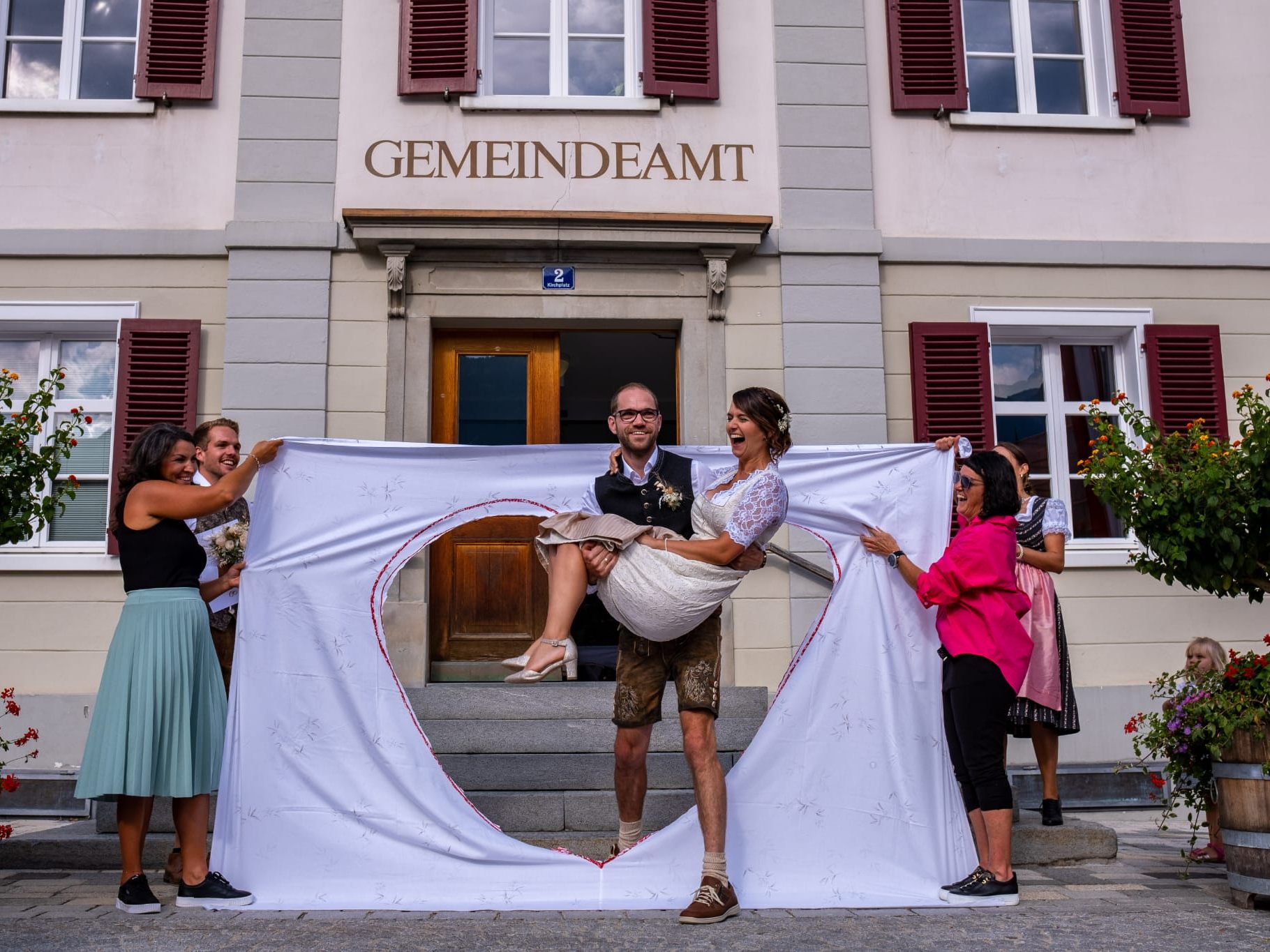 Das frisch vermählte Paar feierte vor dem Standesamt seine Hochzeit.