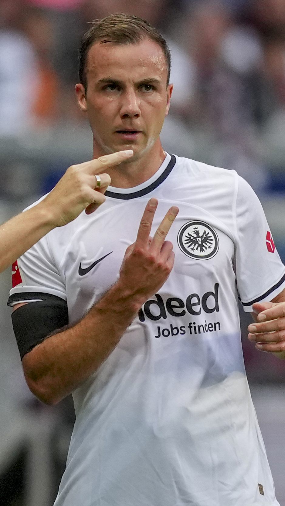 Oliver Glasner (l.) feiert sein CL-Debüt, sein neuer Star-Spieler Mario Götze soll Eintracht Frankfurt zum Erfolg führen.