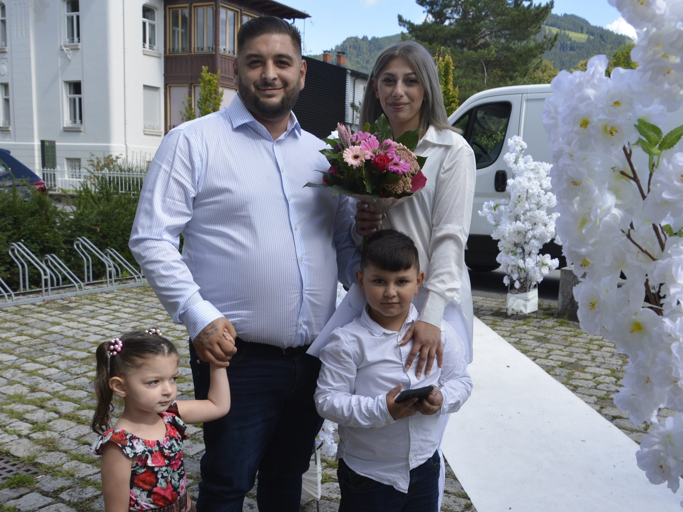Das Brautpaar mit den Kindern beim Standesamt Dornbirn. Das Brautpaar mit den Kindern beim Standesamt Dornbirn.