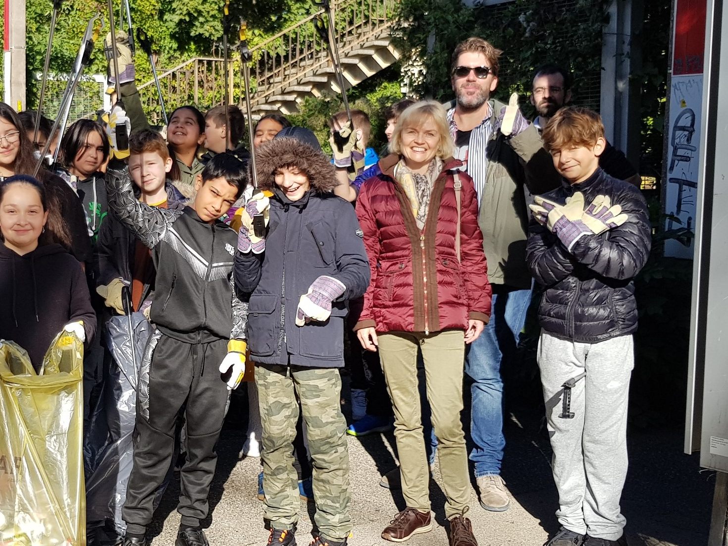 Schüler aus Wien-Hietzing sammelten im Rahmen einer Reinigungsaktion gemeinsam Müll. Schüler aus Wien-Hietzing sammelten im Rahmen einer Reinigungsaktion gemeinsam Müll.