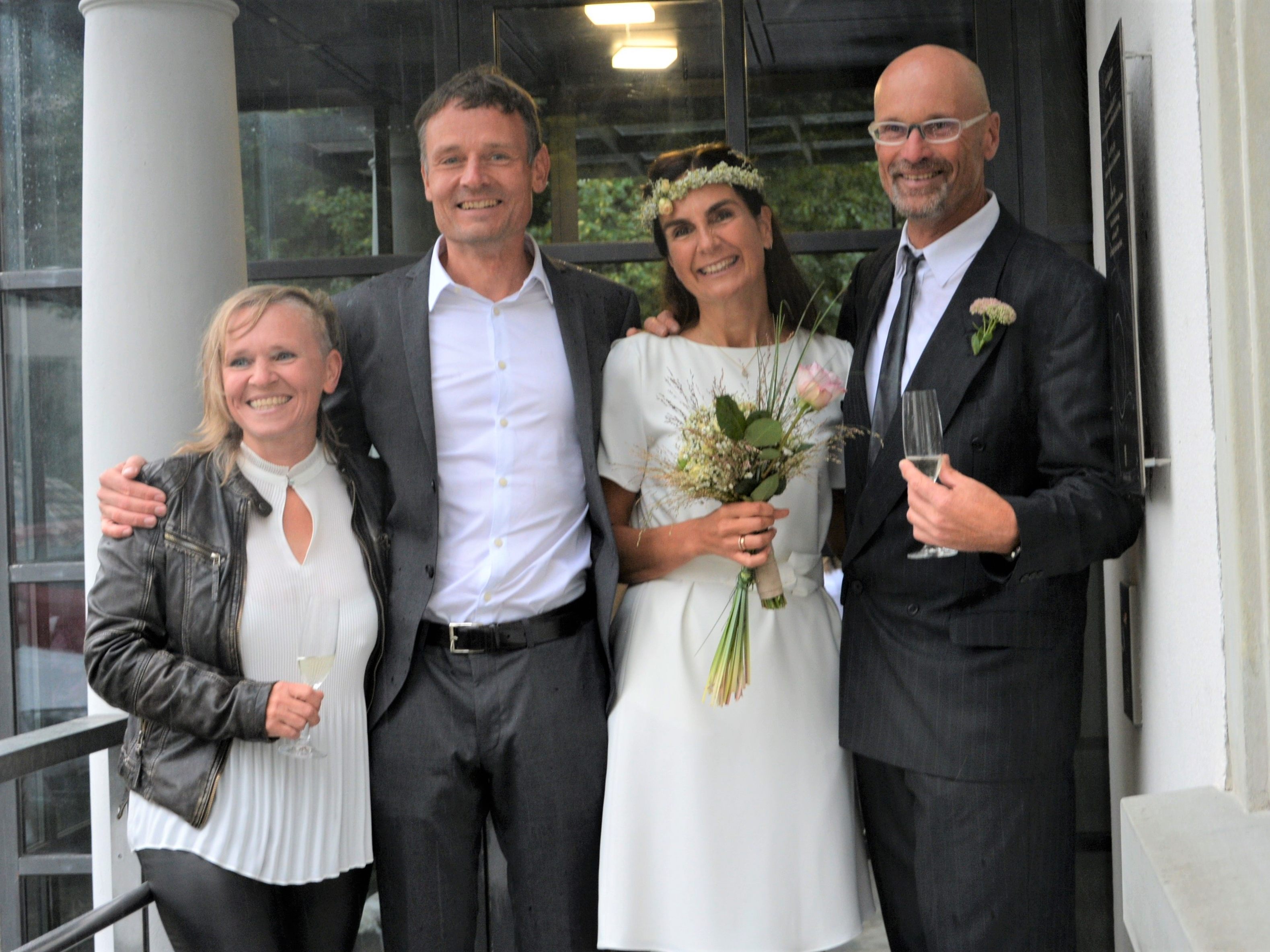Das Brautpaar mit den Trauzeugen bei der standesamtlichen Hochzeit in Dornbirn. Das Brautpaar mit den Trauzeugen bei der standesamtlichen Hochzeit in Dornbirn.