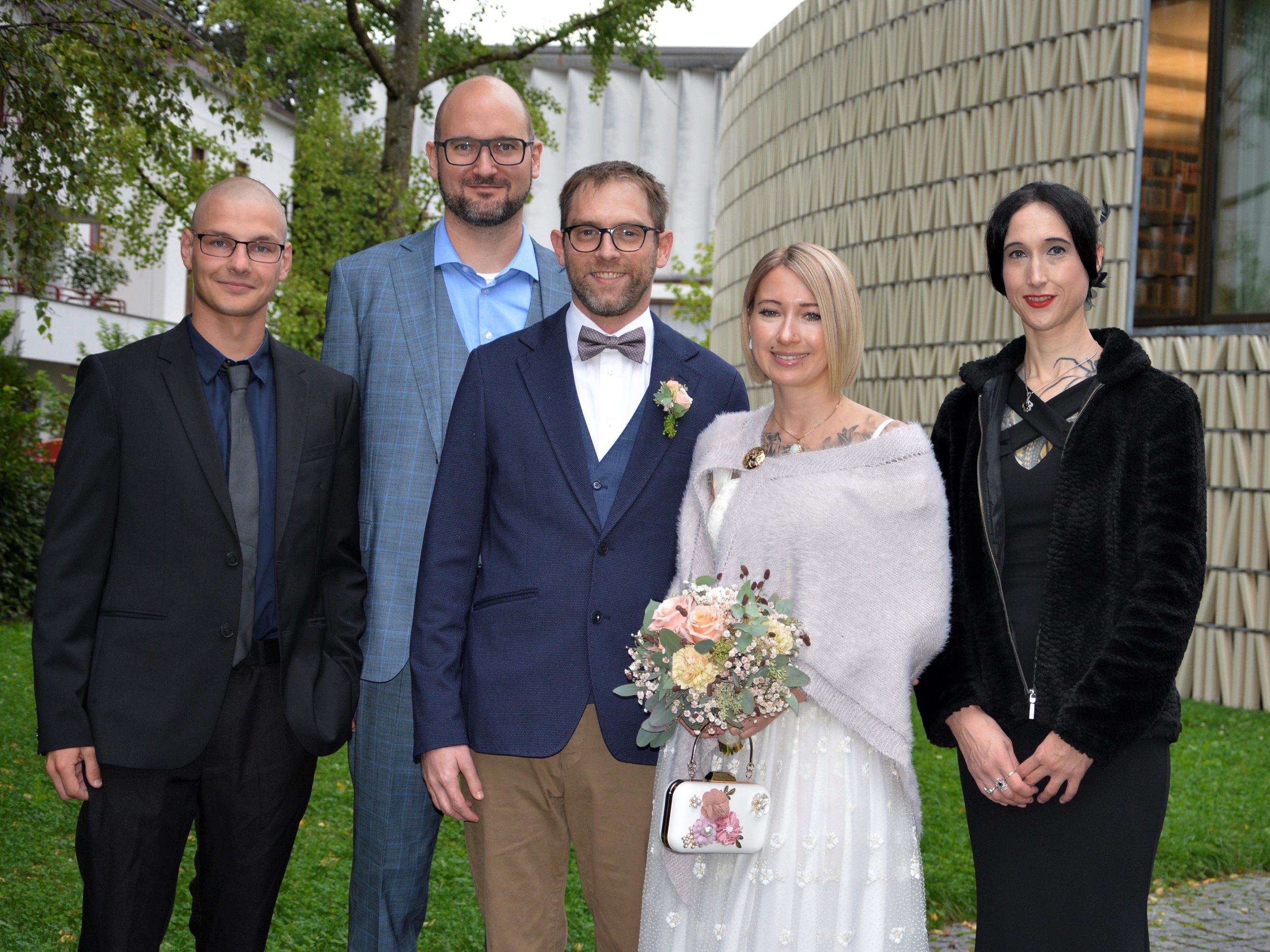 Das Brautpaar mit den Trauzeugen bei der standesamtlichen Hochzeit in Dornbirn. Das Brautpaar mit den Trauzeugen bei der standesamtlichen Hochzeit in Dornbirn.