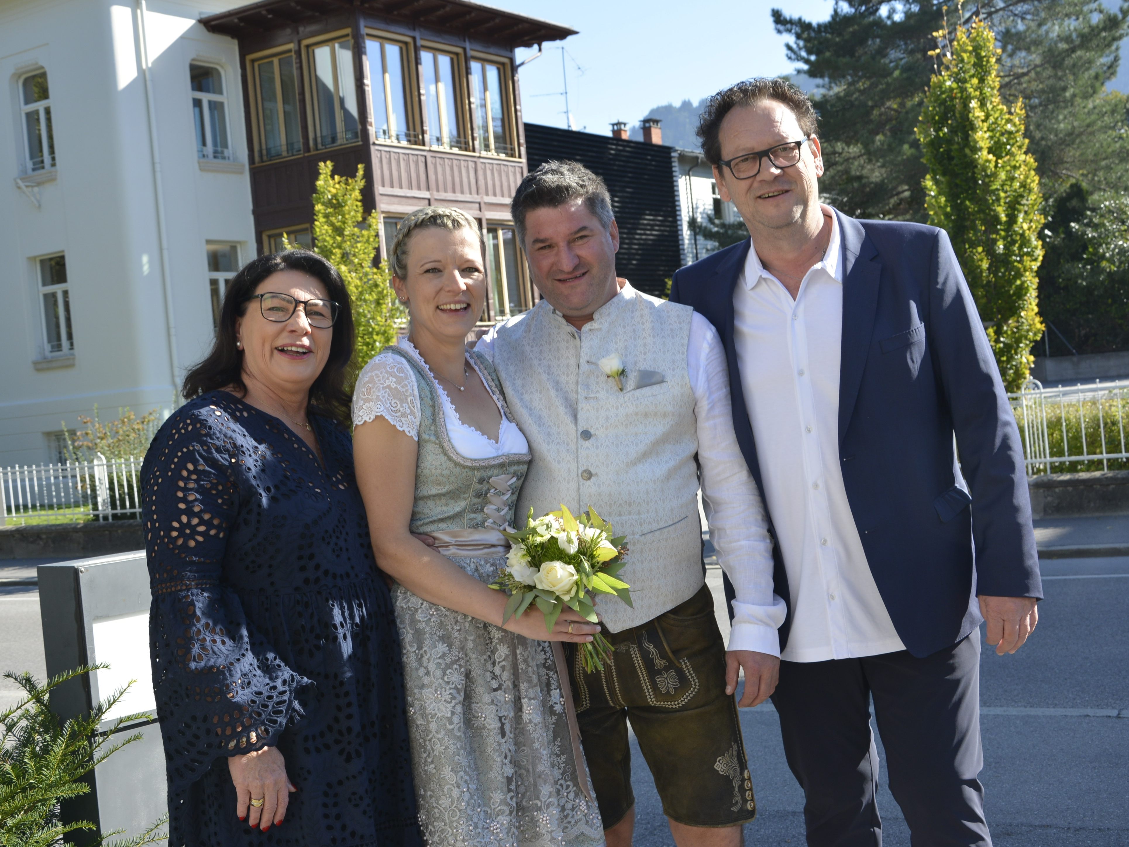 Das Brautpaar mit den Trauzeugen bei der standesamtlichen Hochzeit in Dornbirn. Das Brautpaar mit den Trauzeugen bei der standesamtlichen Hochzeit in Dornbirn.
