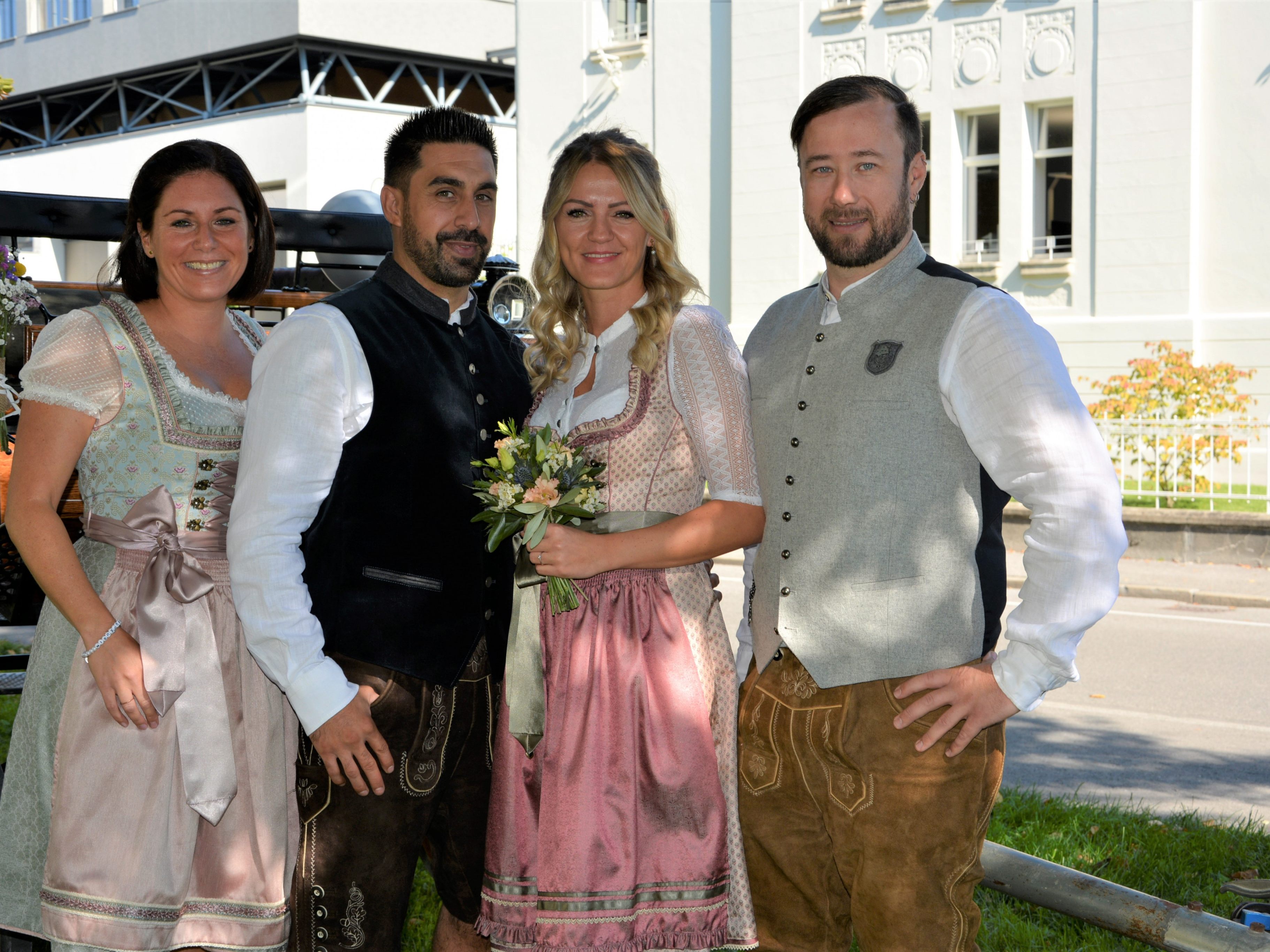 Das Brautpaar mit den Trauzeugen bei der standesamtlichen Hochzeit in Dornbirn. Das Brautpaar mit den Trauzeugen bei der standesamtlichen Hochzeit in Dornbirn.