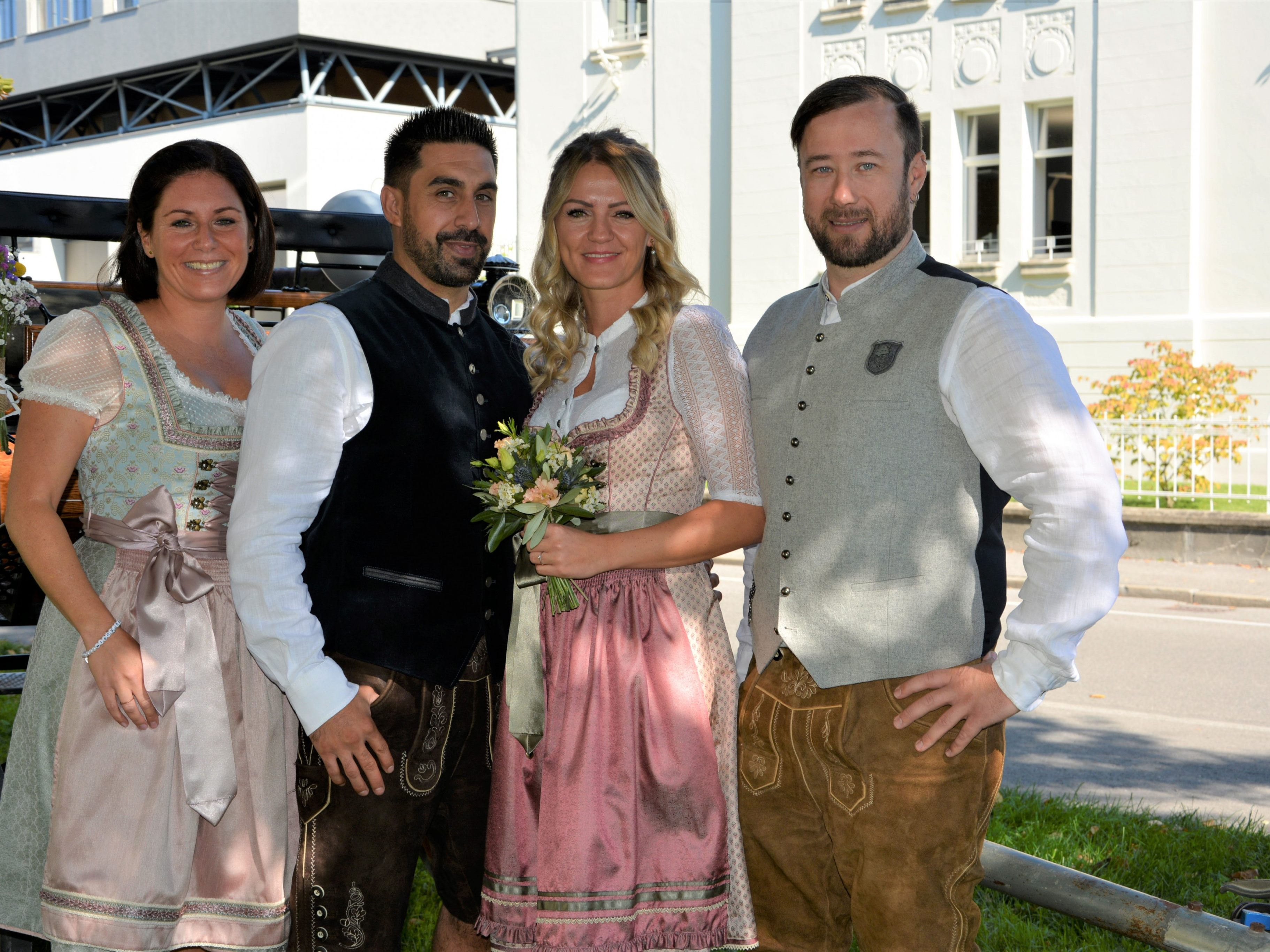 Das Brautpaar mit den Trauzeugen bei der standesamtlichen Hochzeit in Dornbirn.