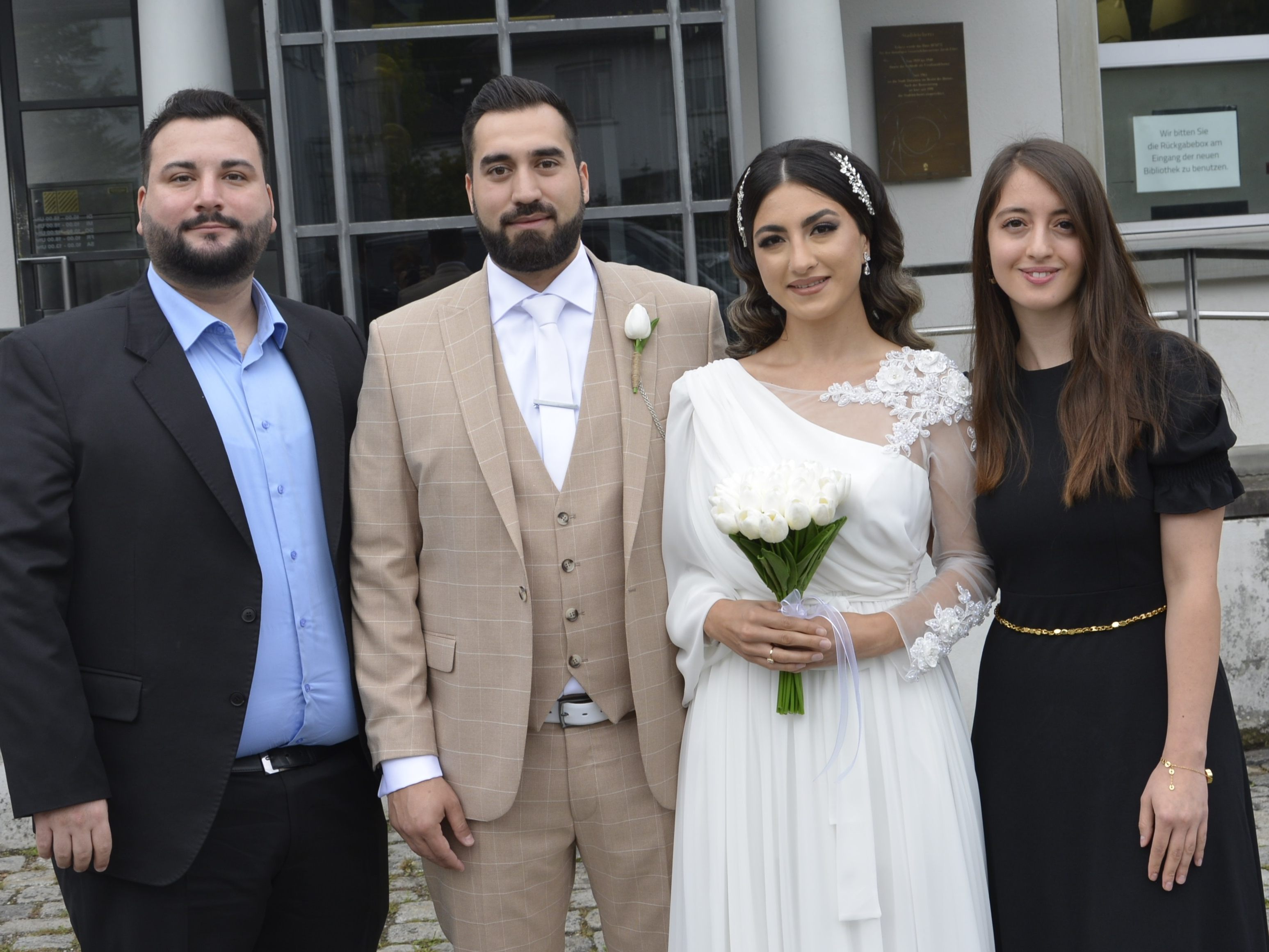 Das Brautpaar mit den Trauzeugen bei der standesamtlichen Hochzeit in Dornbirn. Das Brautpaar mit den Trauzeugen bei der standesamtlichen Hochzeit in Dornbirn.