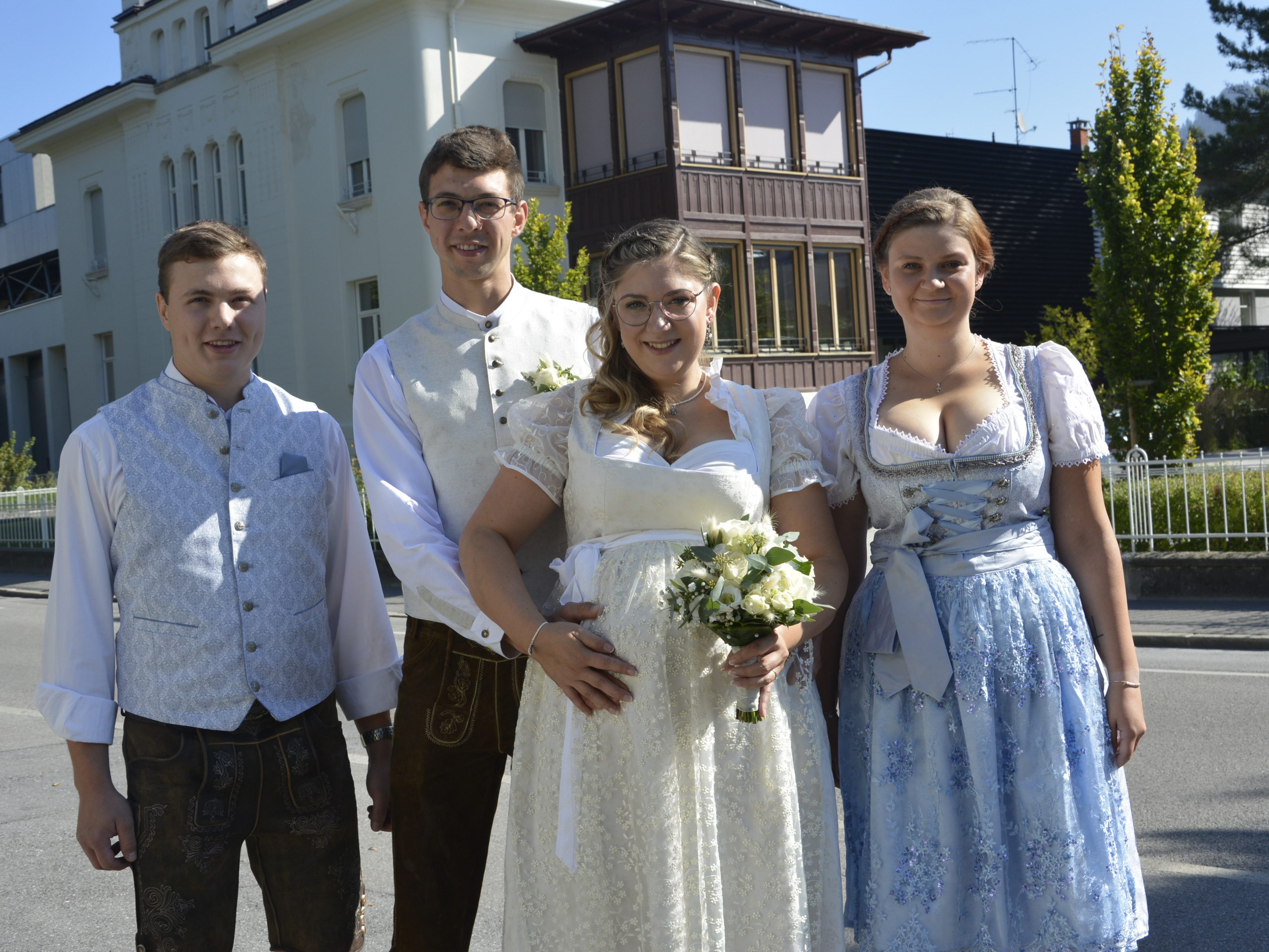 Das Brautpaar mit den Trauzeugen bei der standesamtlichen Hochzeit in Dornbirn. Das Brautpaar mit den Trauzeugen bei der standesamtlichen Hochzeit in Dornbirn.
