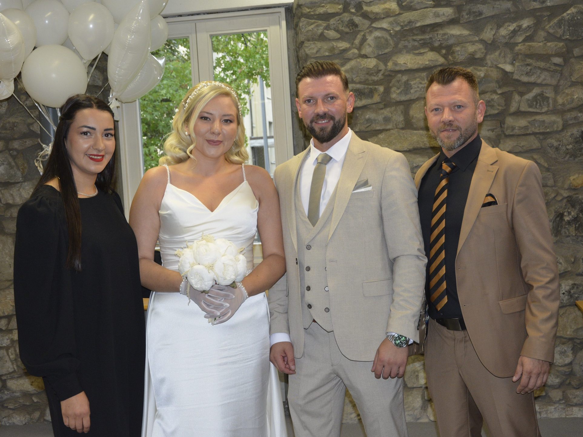 Das Brautpaar mit den Trauzeugen bei der standesamtlichen Hochzeit in Dornbirn. Das Brautpaar mit den Trauzeugen bei der standesamtlichen Hochzeit in Dornbirn.