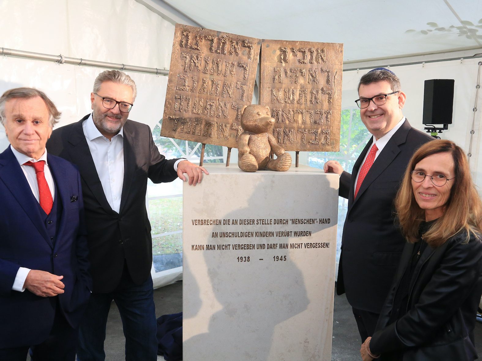 Das Mahnmal wurde von der Künstlerin Dvora Barzilai gestaltet. Das Mahnmal wurde von der Künstlerin Dvora Barzilai gestaltet.