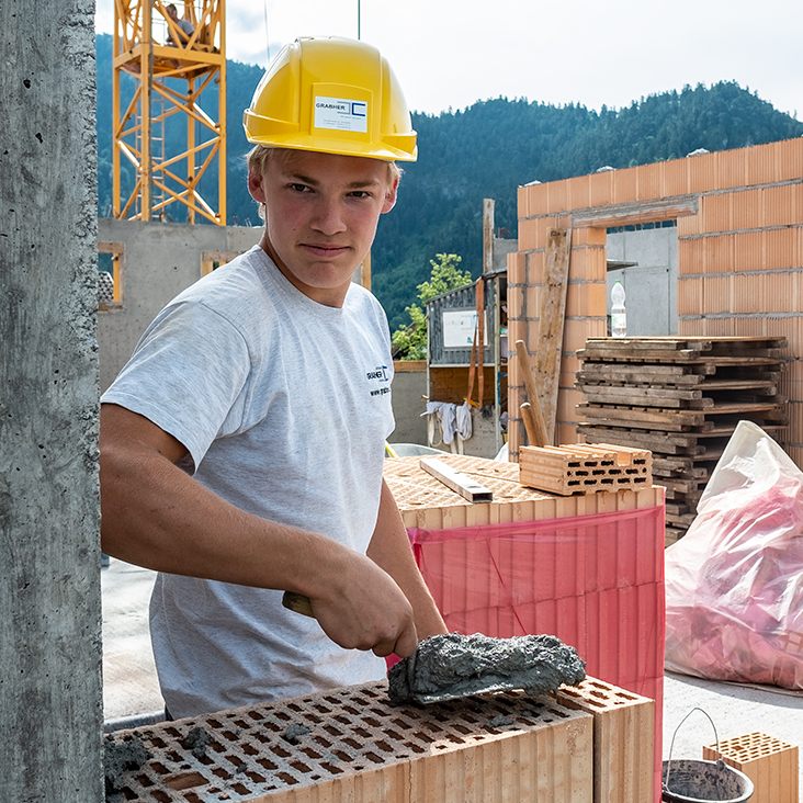 HEFEL bietet seinen Maurer-Lehrlingen eine ganz konkrete Aussicht auf eine Eigentumswohnung.
