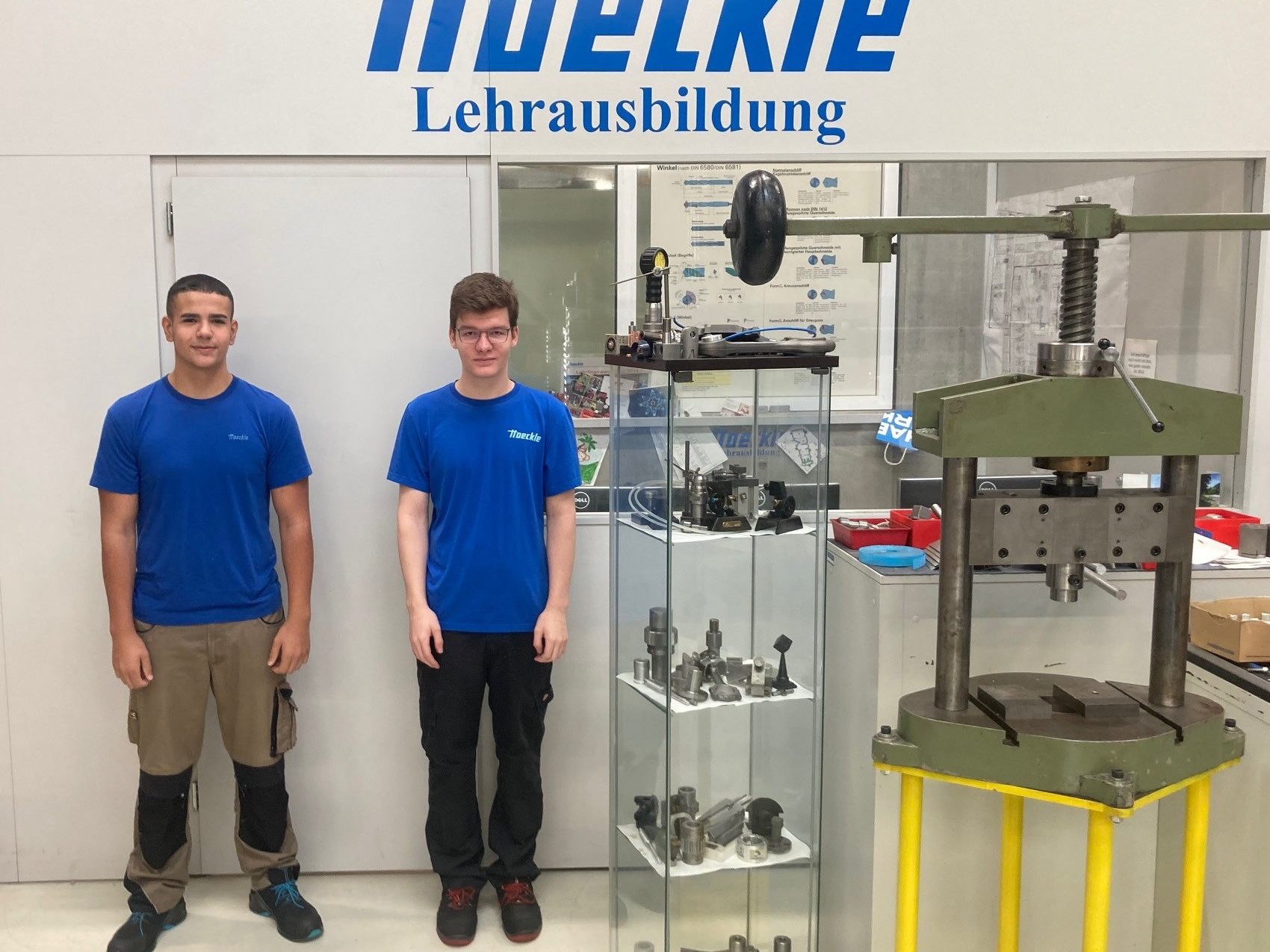 Hakan Alkan (links) und Ricardo Krobath haben am 1. September beim Pleuel- und Kurbelwellenhersteller Hoeckle Austria in Langenegg ihre Ausbildung zum Zerspanungstechniker gestartet. Hakan Alkan (links) und Ricardo Krobath haben am 1. September beim Pleuel- und Kurbelwellenhersteller Hoeckle Austria in Langenegg ihre Ausbildung zum Zerspanungstechniker gestartet.