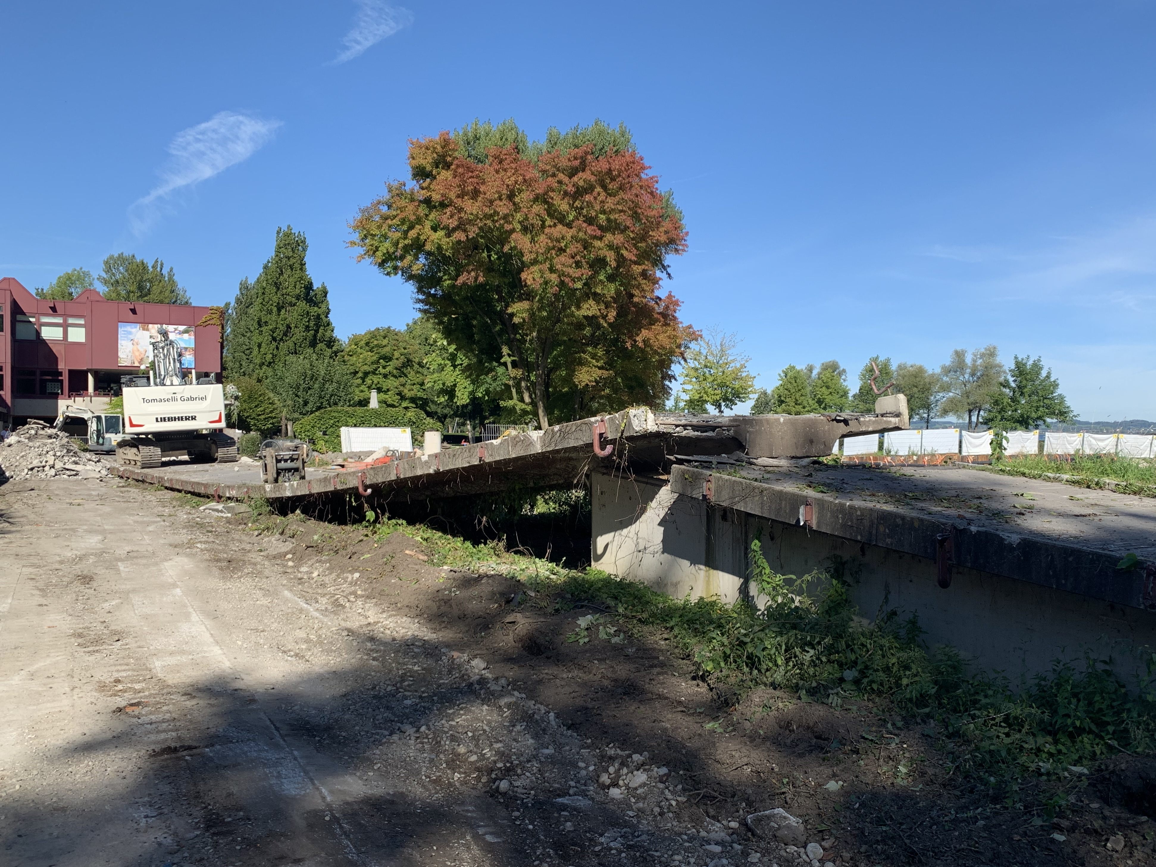 Die Fußgängerrampe beim Hallenbad Bregenz wird abgebrochen.