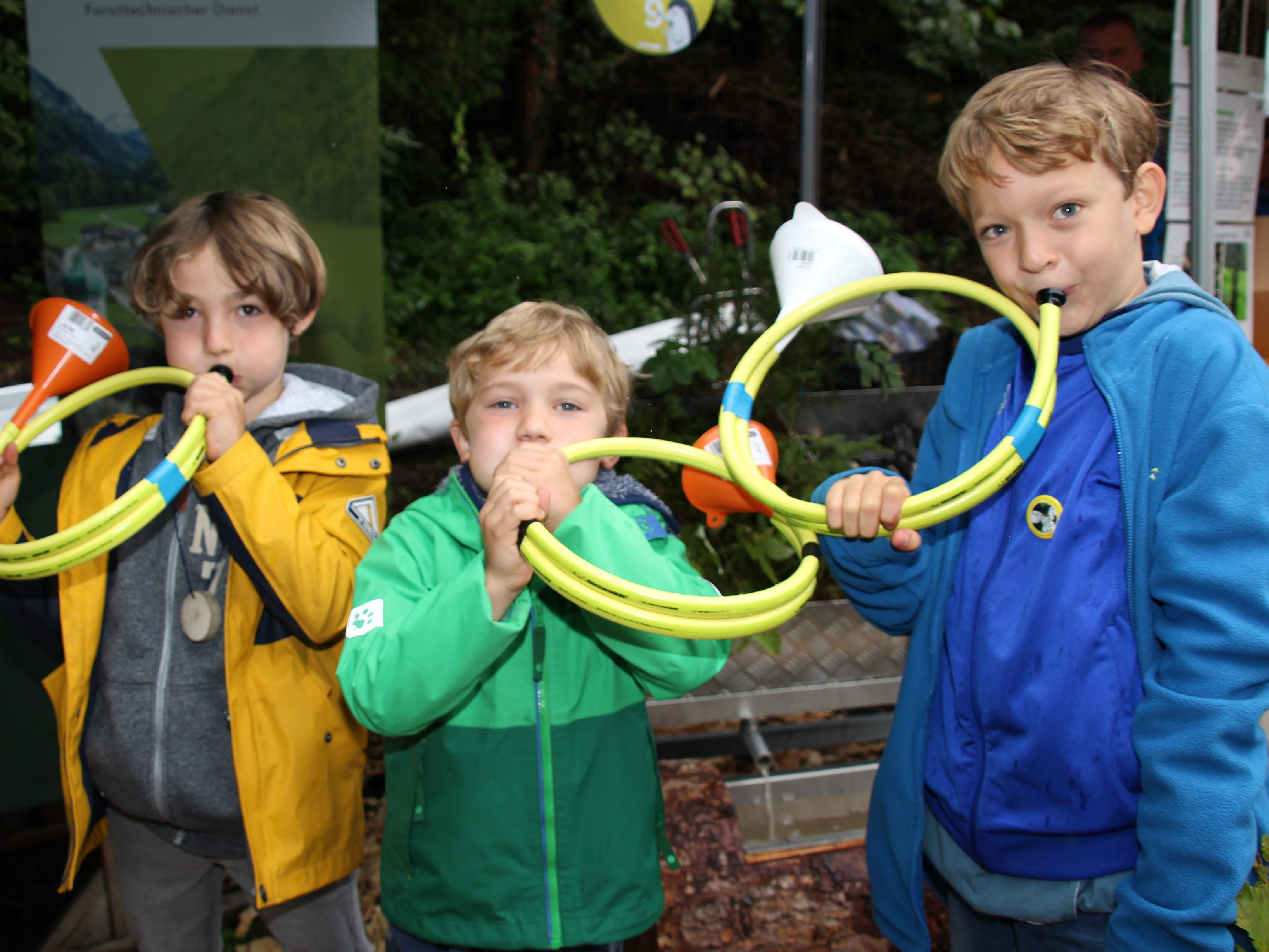 Valentin, Adam und Leo bließen ins selbstgebastelte Gartenschlauch-Waldhorn. Valentin, Adam und Leo bließen ins selbstgebastelte Gartenschlauch-Waldhorn.