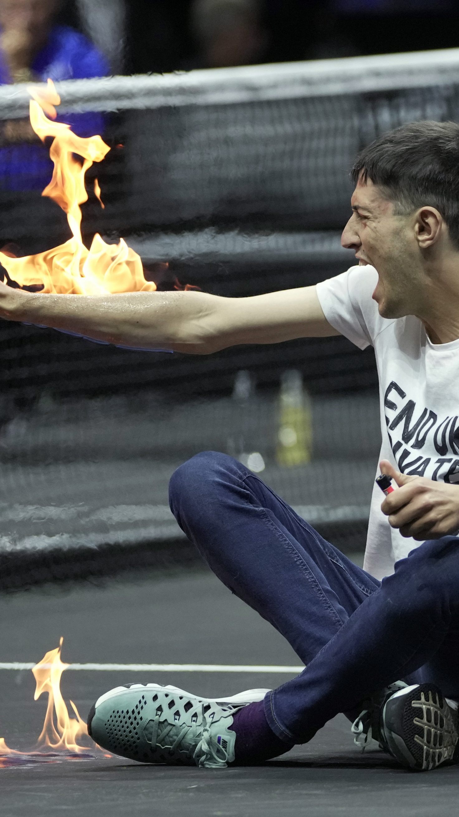 Der Mann zündete sich aus Protest gegen Privatjets an und blieb dabei unverletzt.