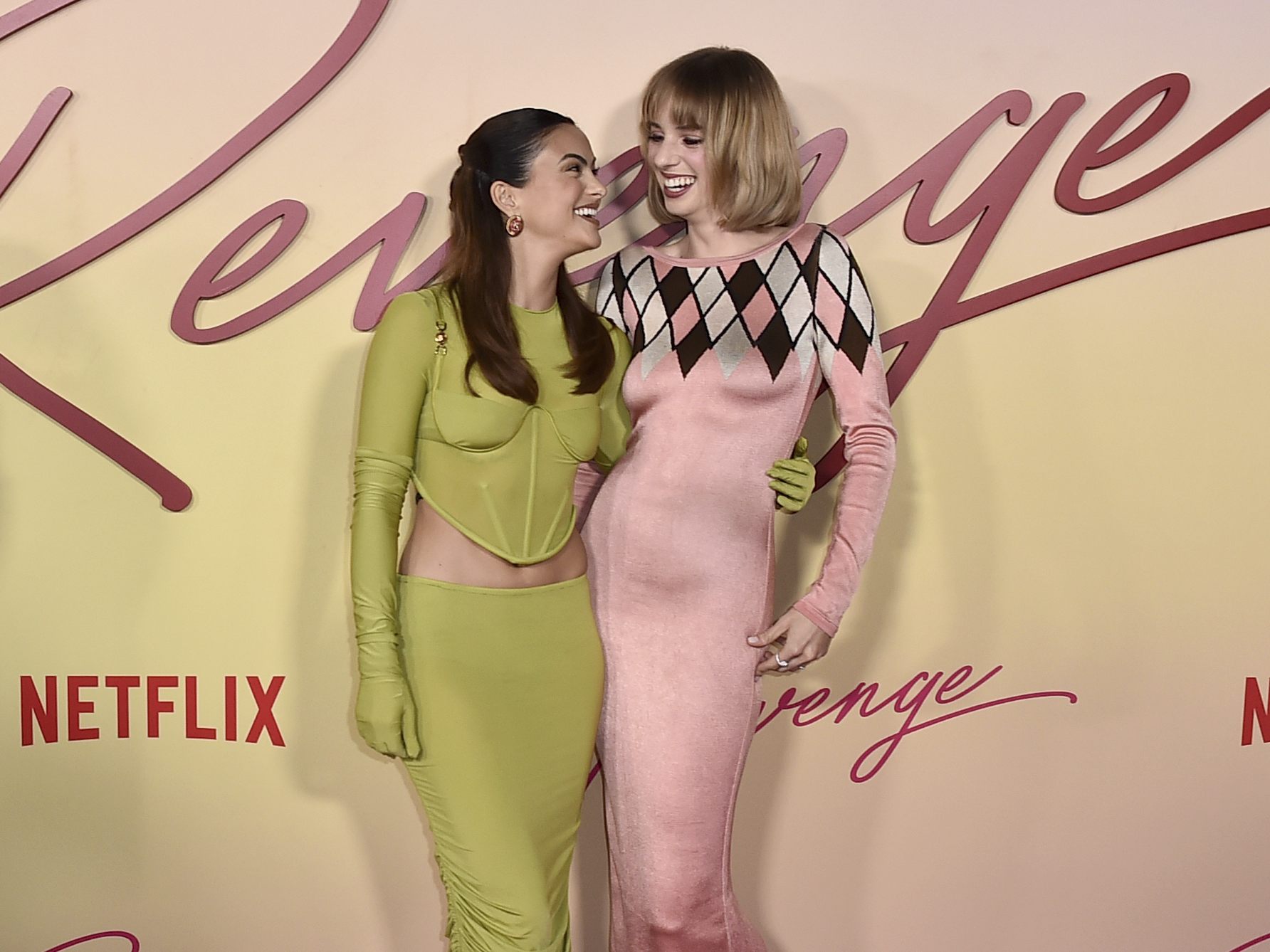 Camila Mendes und Maya Hawke spielen die Hauptrollen im neuen Netflix-Film "Do Revenge". Camila Mendes und Maya Hawke spielen die Hauptrollen im neuen Netflix-Film "Do Revenge".