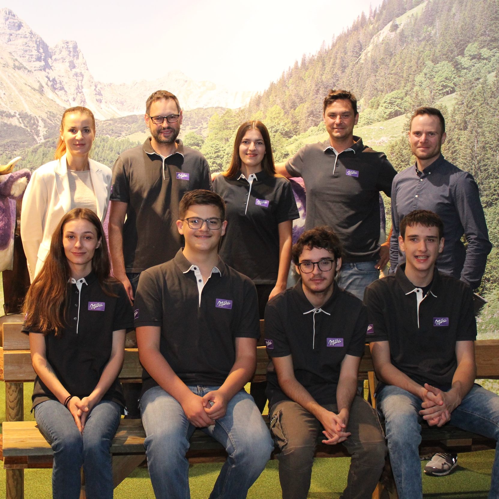 Lehrlinge starten Karriere im Milka Werk Bludenz Hintere Reihe v.l.n.r.: Giovanna Maurer (Werksdirektorin), Florian Pichler (Elektriker), Chantal Stüttler (Labortechnikerin), Marco Paterno (Lehrlingsausbilder Technik), Rene Grundner (Asset Reliability Manager) Vordere Reihe v.l.n.r.: Die Lehrlinge Jennifer Muigg, Luca Dreier (beide Prozesstechnik), Noah Moosbrugger (Labortechnik), Jakob Schoder (Elektrotechnik)