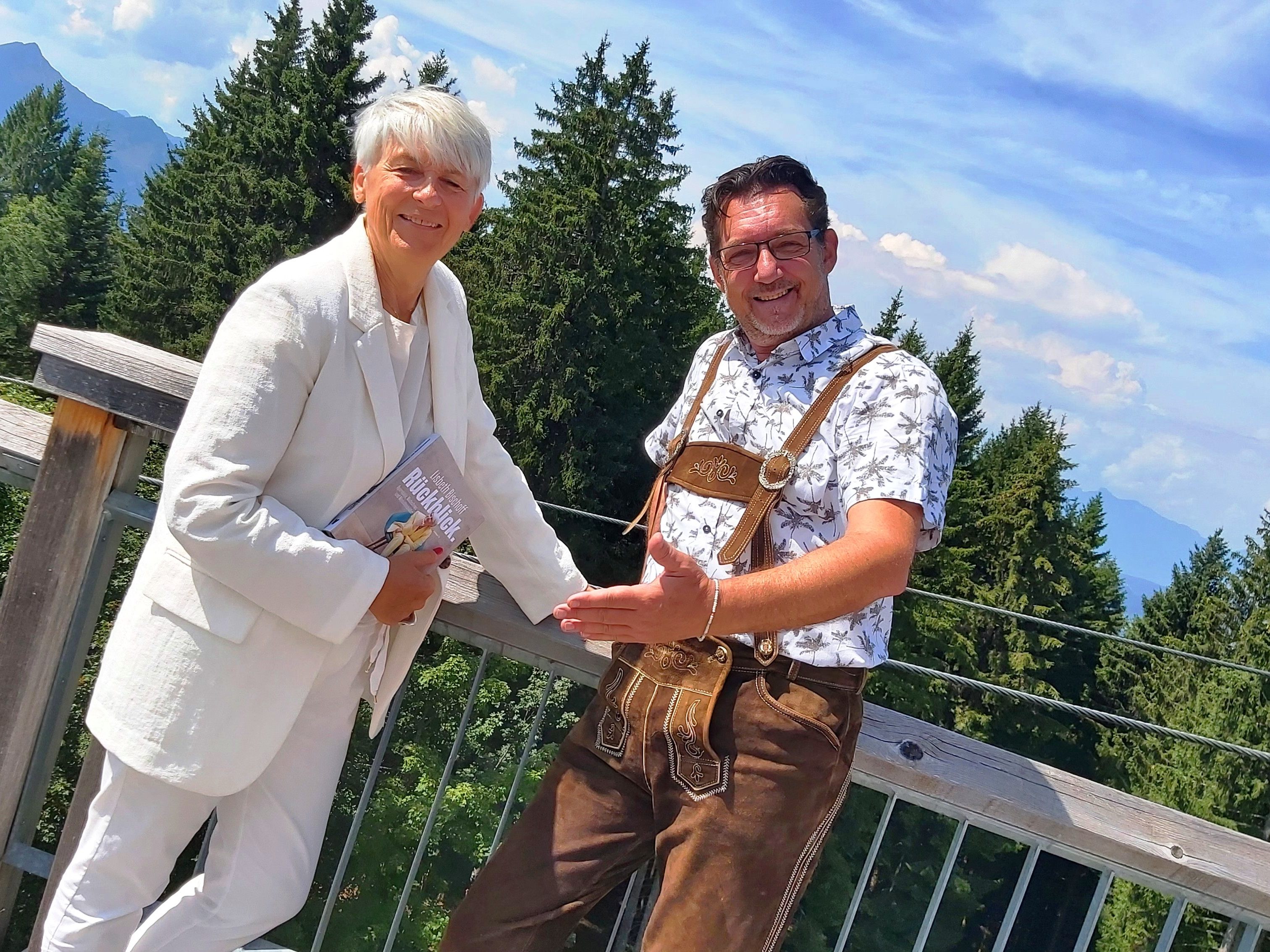 Die bekannte Gesellschafts- und TV Journalistin Lisbeth Bischoff (li) ist zu Gast bei Andreas Seeburger (re) in der TV Gondel auf den Muttersberg. Die bekannte Gesellschafts- und TV Journalistin Lisbeth Bischoff (li) ist zu Gast bei Andreas Seeburger (re) in der TV Gondel auf den Muttersberg.