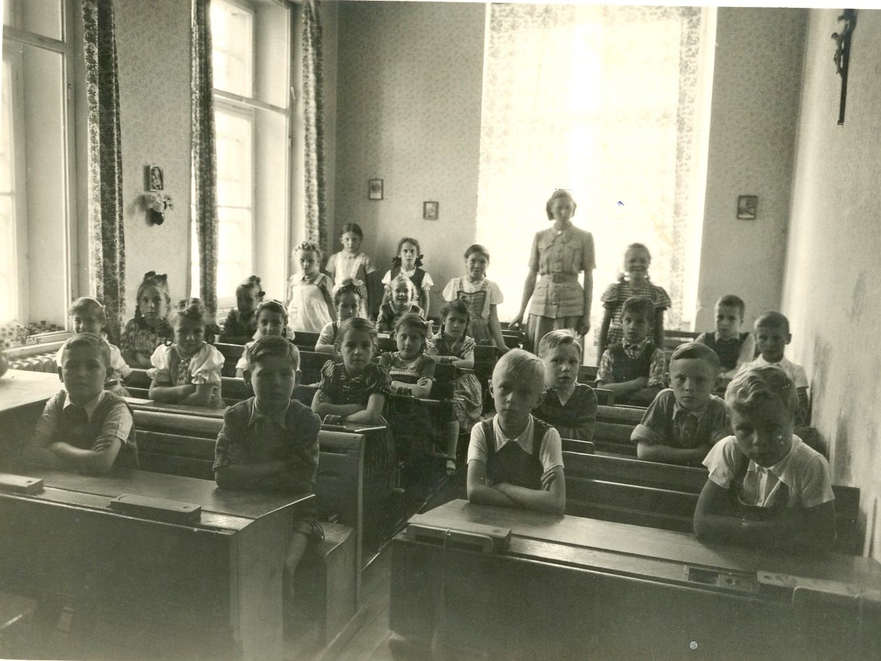 Die 2. Klasse der Volksschule Lochau mit Klassenlehrerin Gabriele Ivancich im Schuljahr 1948/49, die damals aus Platzmangel als „kleine Klasse“ in der ehemaligen Gemeindekanzlei („Notklasse“) untergebracht wurde. Die 2. Klasse der Volksschule Lochau mit Klassenlehrerin Gabriele Ivancich im Schuljahr 1948/49, die damals aus Platzmangel als „kleine Klasse“ in der ehemaligen Gemeindekanzlei („Notklasse“) untergebracht wurde.