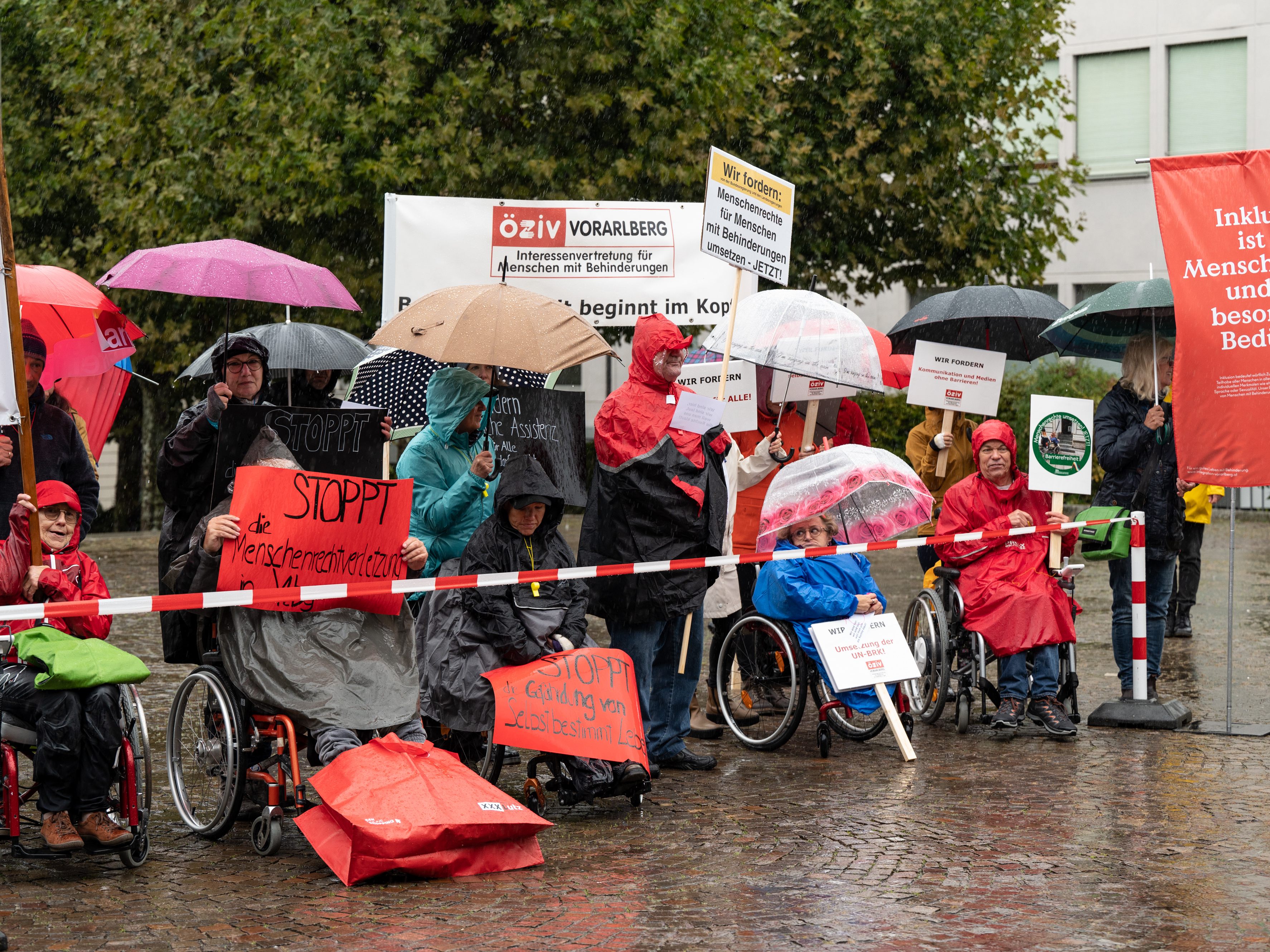 Mahnwache vor dem Landhaus in Bregenz
