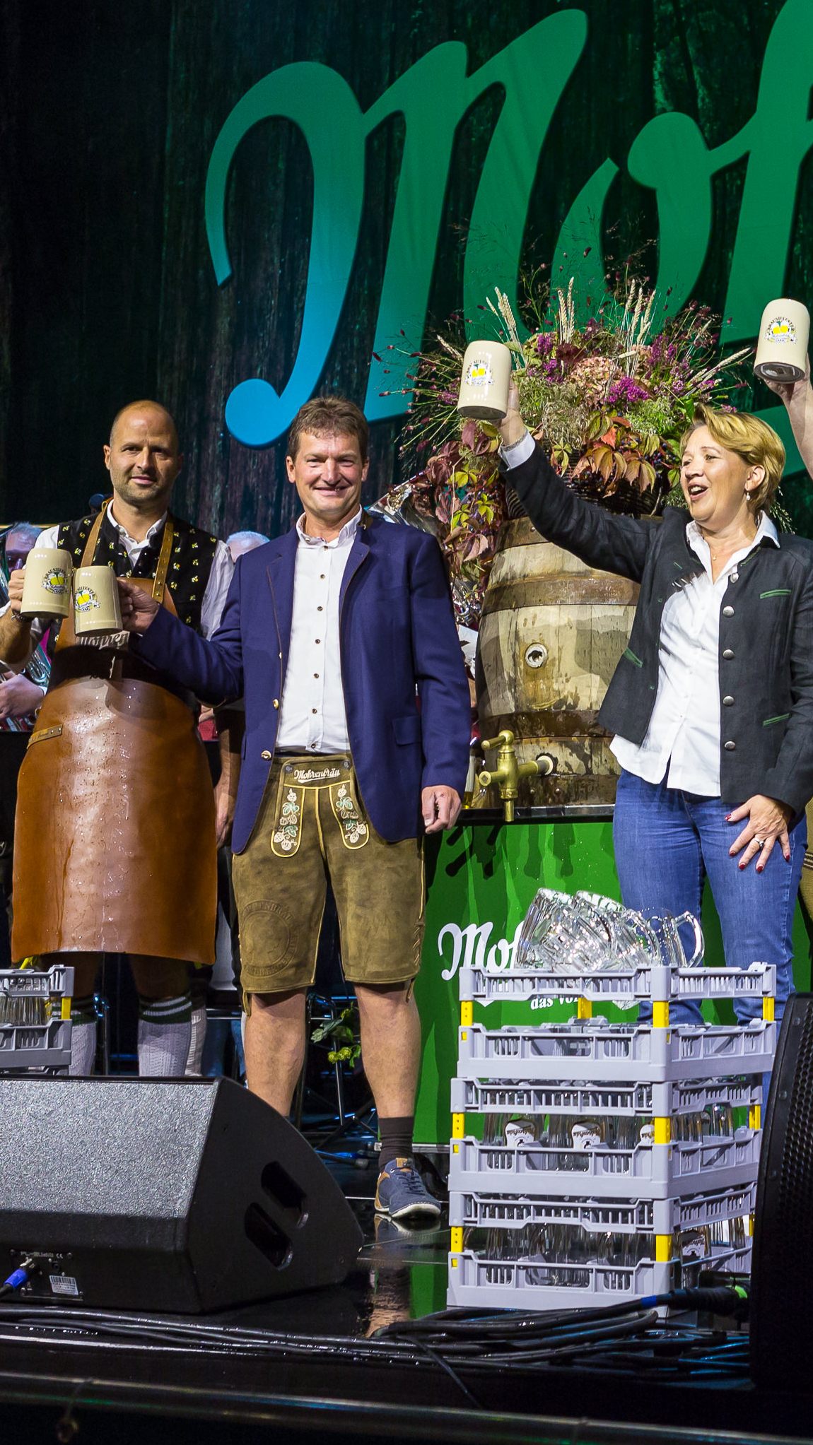 Prosteten den Gästen zu (von links): Moderator Martin Veith, Wirtschaftslandesrat Marco Tittler, Mohrenbräu-Geschäftsführer Heinz Huber, Bürgermeisterin Andrea Kaufmann, Braumeister Tim Groeger, Moderatorin Sandra Tasek und Mohrenbräu-Geschäftsführer Thomas Pachole.