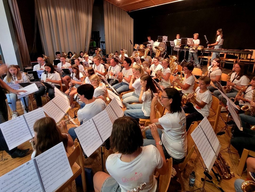 Im Kreis der großen Musikvereinsfamilie präsentierten „Rasselbande“ und „Jungmusik“ bzw. das gesamte Orchester gemäß dem Motto „Zauber der Musik“ ein sehr abwechslungsreiches Programm.