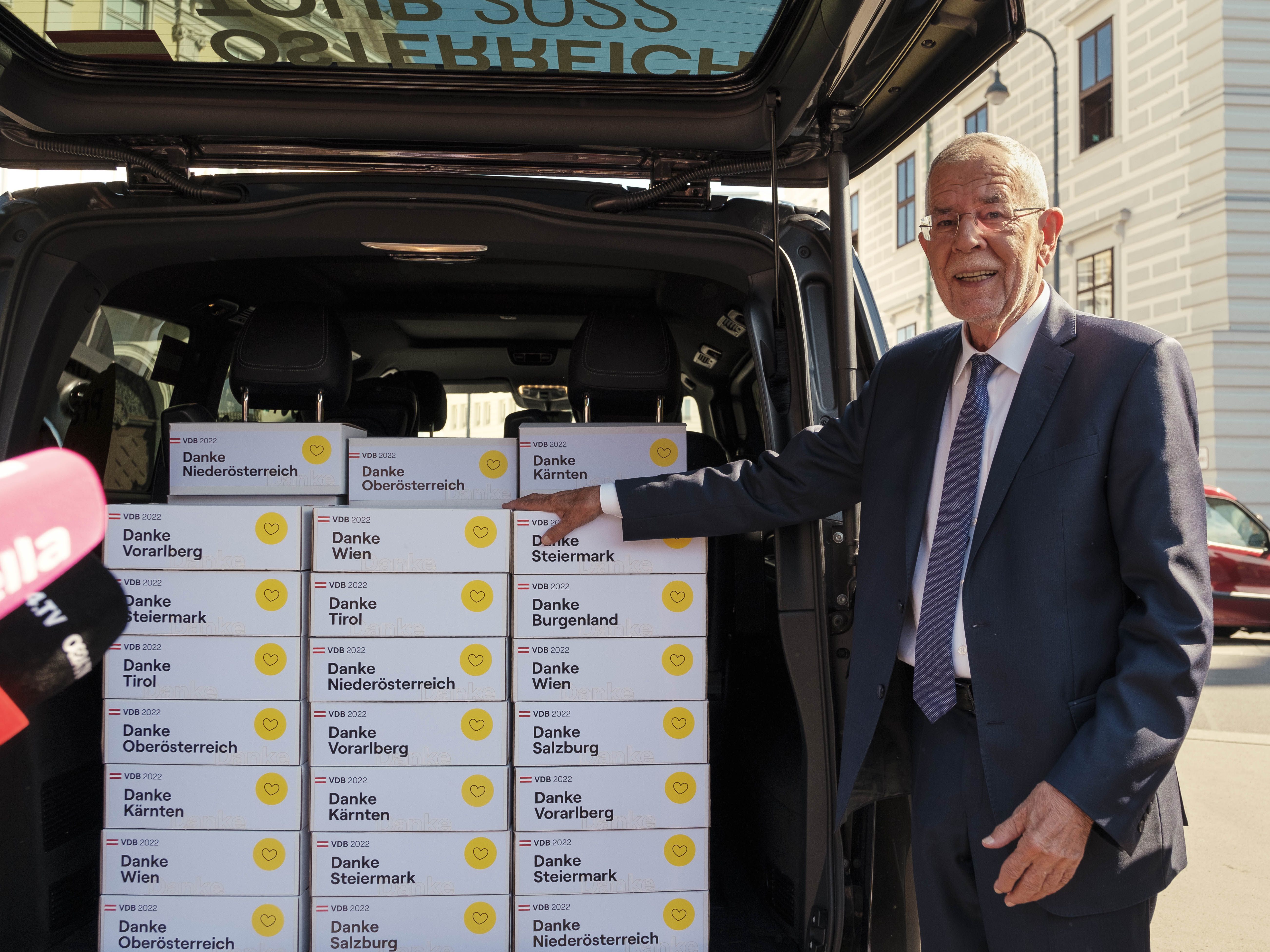 Van der Bellen sammelte in ganz Österreich rund 25.000 Unterstützungserklärungen. Van der Bellen sammelte in ganz Österreich rund 25.000 Unterstützungserklärungen.