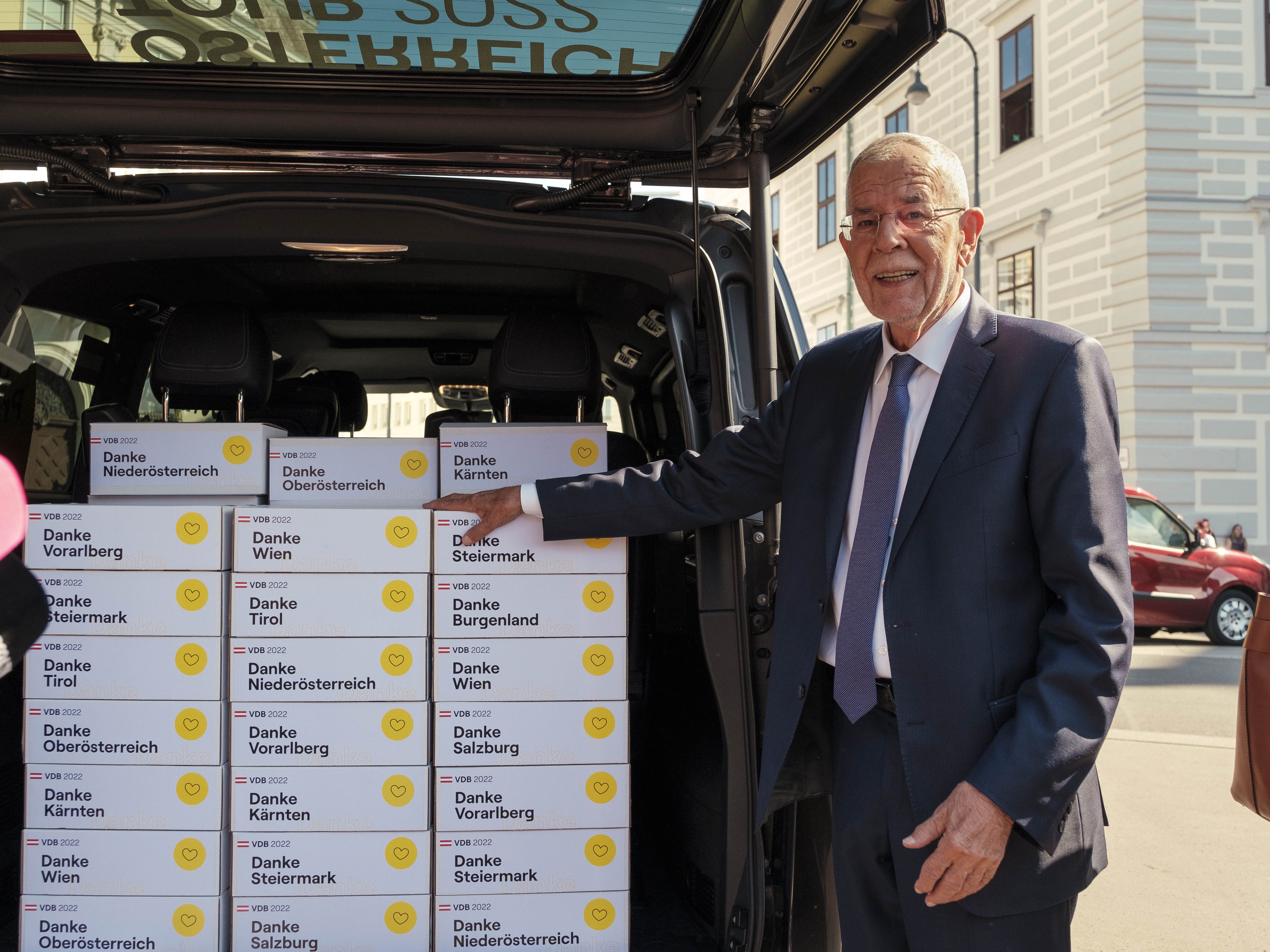 Mit Lieferwagen zur Wahlbehörde: Alexander van der Bellen. Mit Lieferwagen zur Wahlbehörde: Alexander van der Bellen.