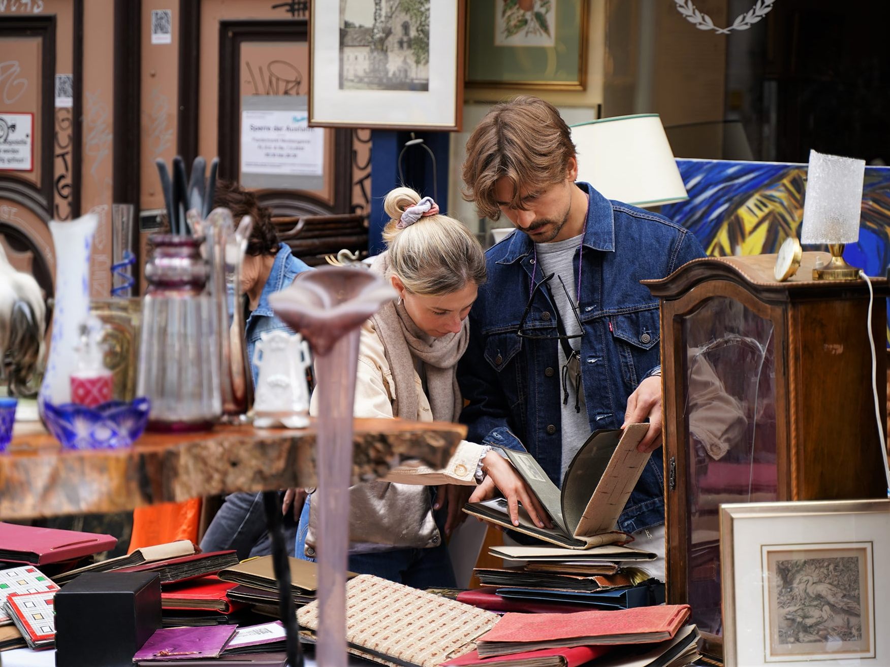 Am Freitag und Samstag lädt der Flaniermarkt in der Wiener Neubaugasse wieder zum Shoppen ein. Am Freitag und Samstag lädt der Flaniermarkt in der Wiener Neubaugasse wieder zum Shoppen ein.