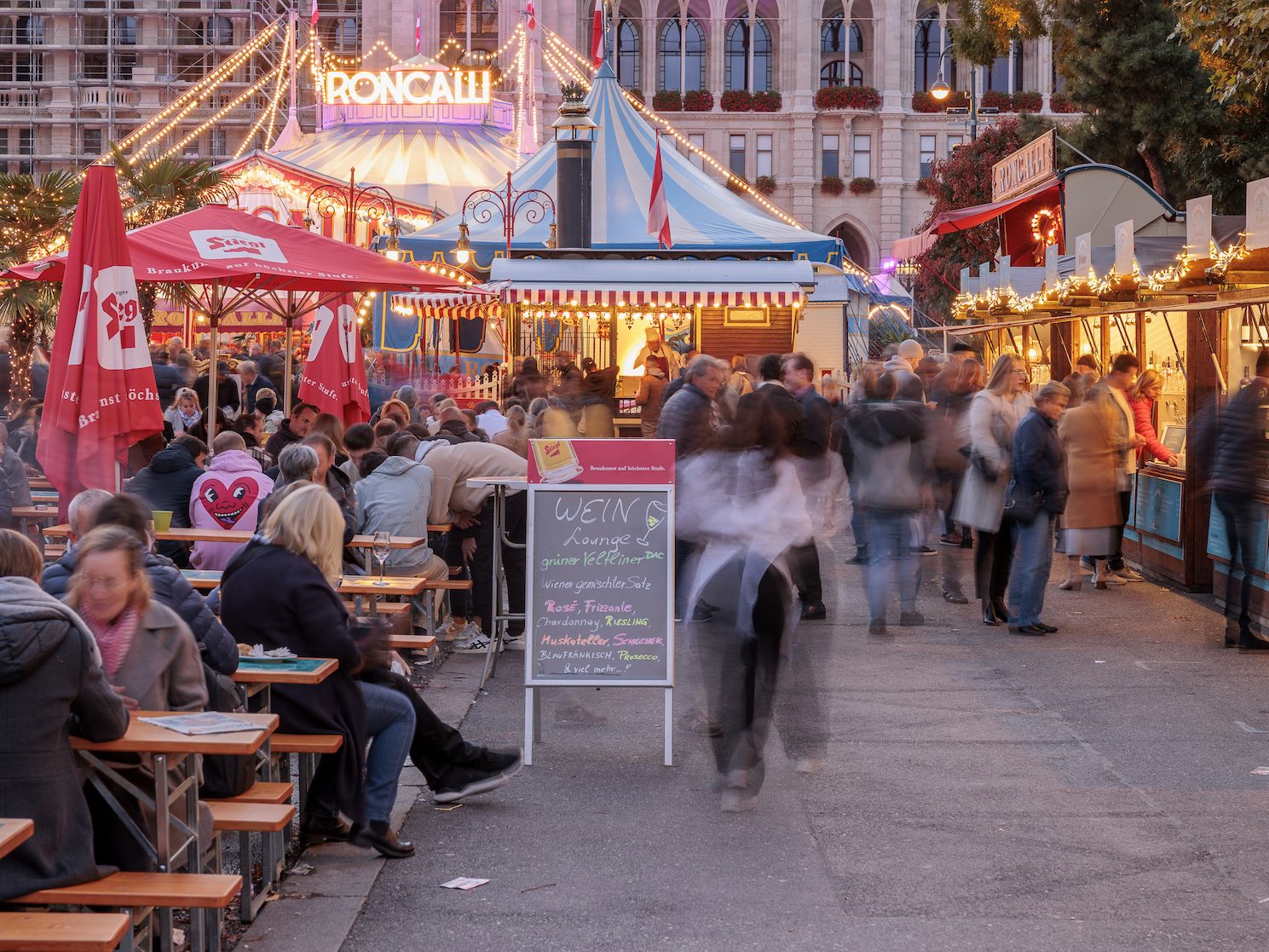 Die Genussmeile am Wiener Rathausplatz lädt zum Probieren ein. Die Genussmeile am Wiener Rathausplatz lädt zum Probieren ein.