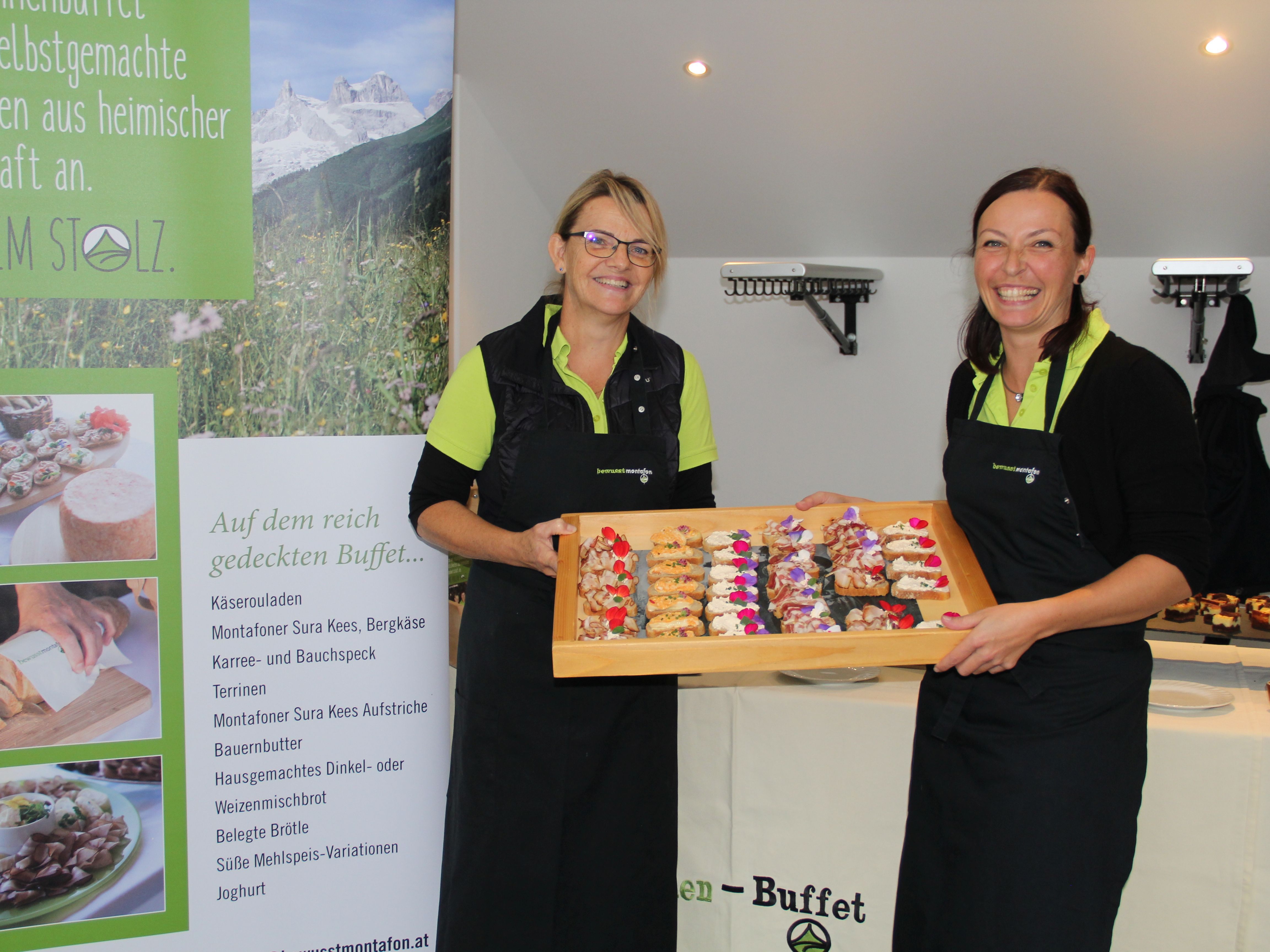 Die beiden Damen Yvonne Tschugmell und Petra Stemer waren für das bäuerliche Buffet verantwortlich.