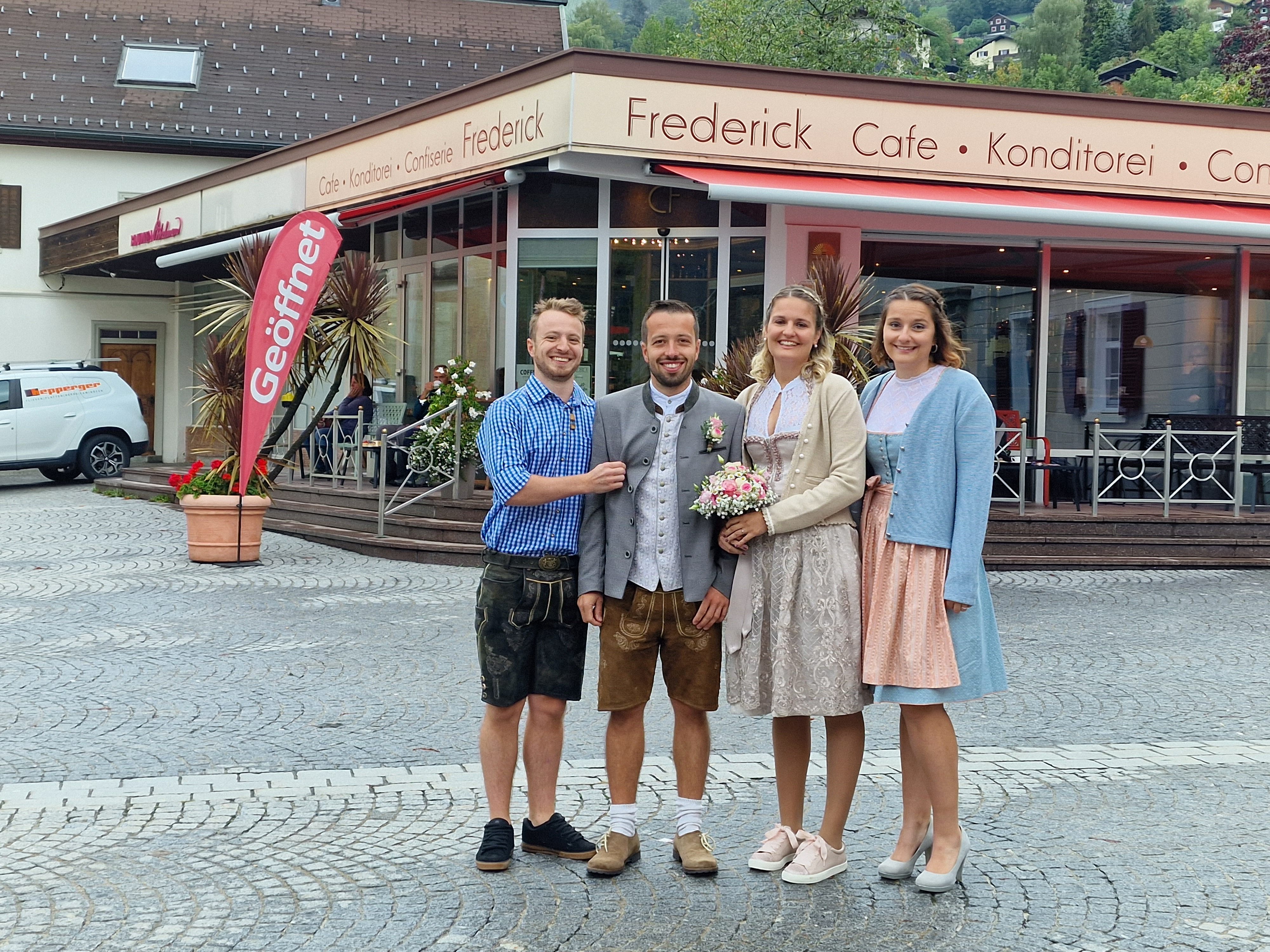 Das frisch vermählte Paar mit seinen Trauzeugen. Das frisch vermählte Paar mit seinen Trauzeugen.