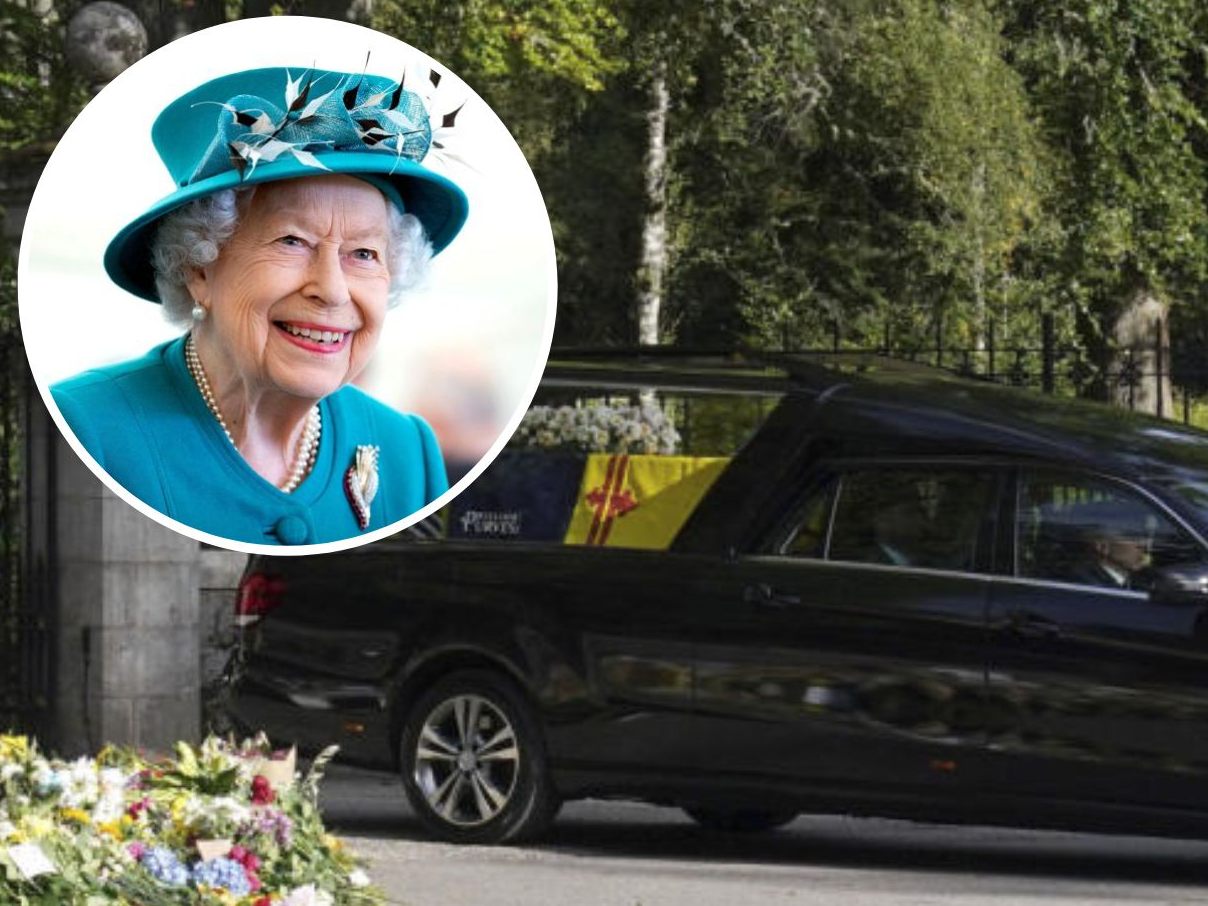 Am Sonntag fuhr der Bestattungswagen mit dem Sarg der Queen von Schloss Balmoral nach Edinburgh.