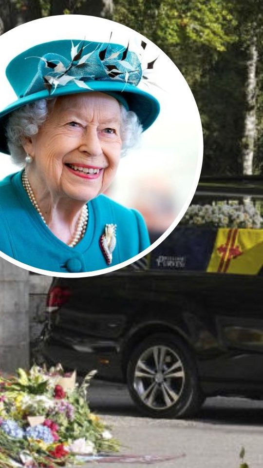 Am Sonntag fuhr der Bestattungswagen mit dem Sarg der Queen von Schloss Balmoral nach Edinburgh.