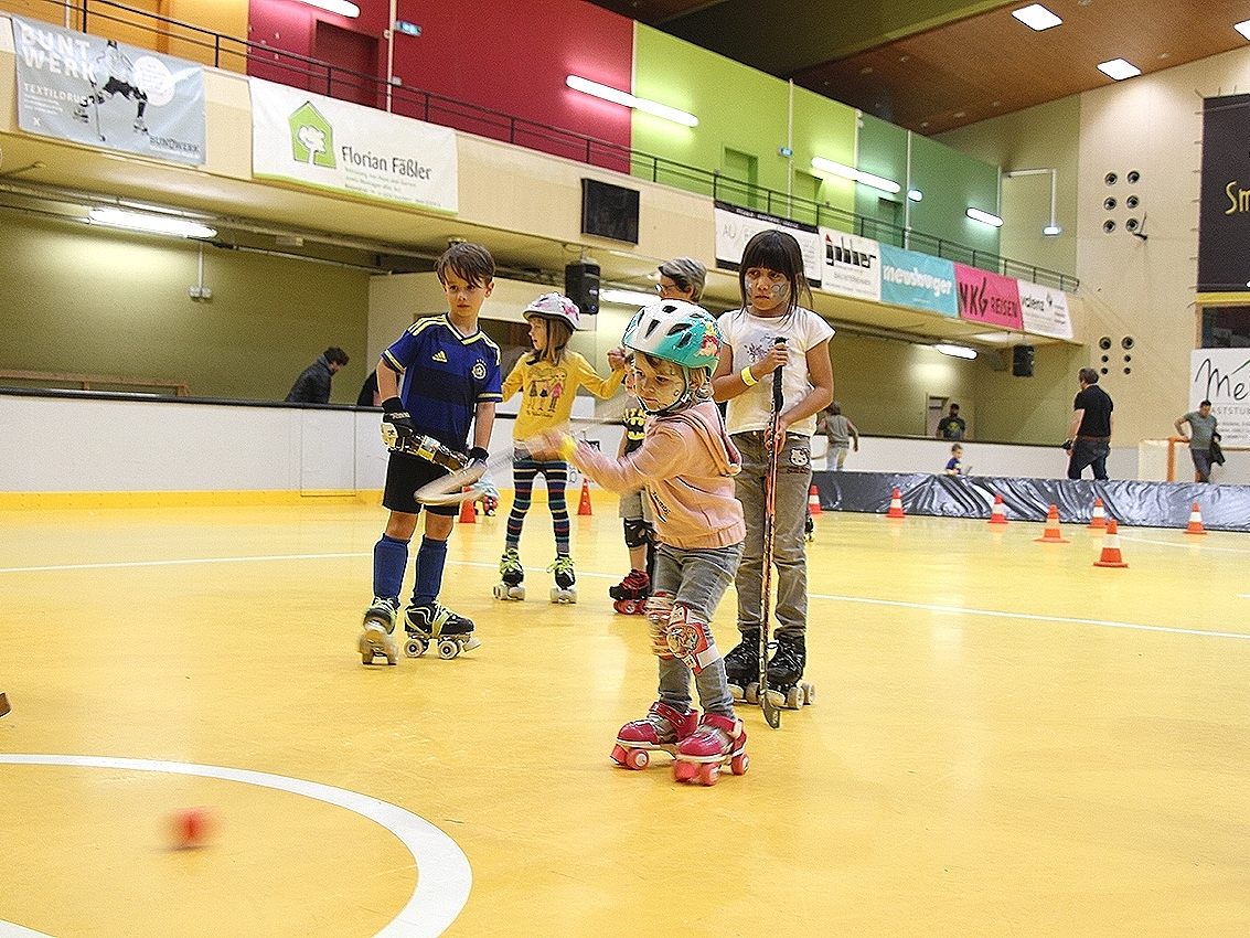 Beim Spielefest in Dornbirn kann man auch einmal in den Rollhockey-Sport schnuppern. Beim Spielefest in Dornbirn kann man auch einmal in den Rollhockey-Sport schnuppern.