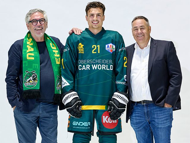 EHC Stürmer Lucas Haberl (Mitte) präsentiert mit Sigi Ramoser (Li.) und EHC Präsident Herbert Oberscheider (Re.) das neue Dress des EHC Lustenau. EHC Stürmer Lucas Haberl (Mitte) präsentiert mit Sigi Ramoser (Li.) und EHC Präsident Herbert Oberscheider (Re.) das neue Dress des EHC Lustenau.