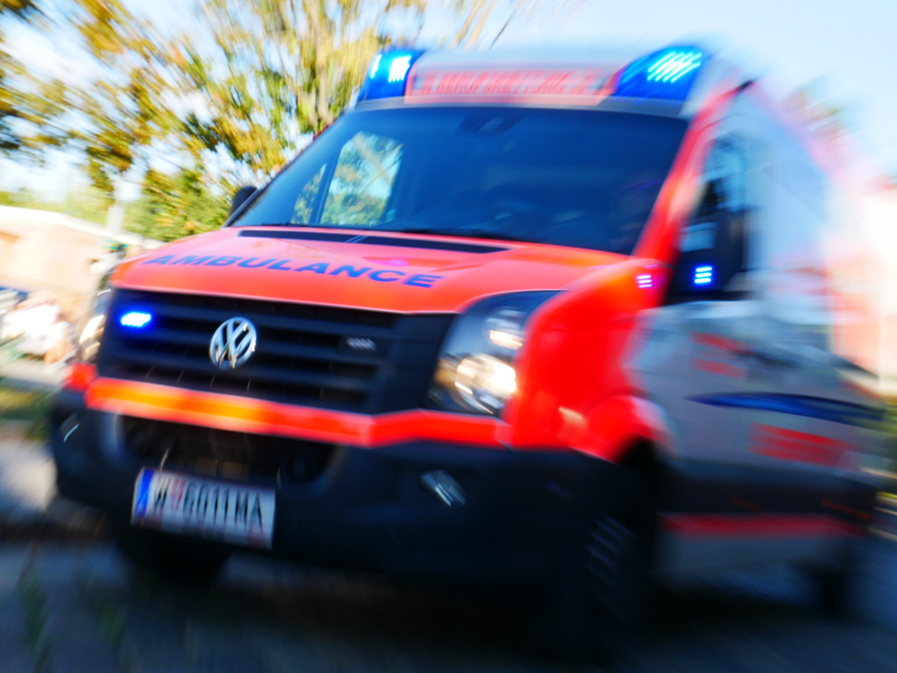 Ein 20-Jähriger wurde nach einer Messerattacke im Zuge eines Drogendeals stark blutend am Yppenplatz in Wien-Ottakring gefunden. Ein 20-Jähriger wurde nach einer Messerattacke im Zuge eines Drogendeals stark blutend am Yppenplatz in Wien-Ottakring gefunden.
