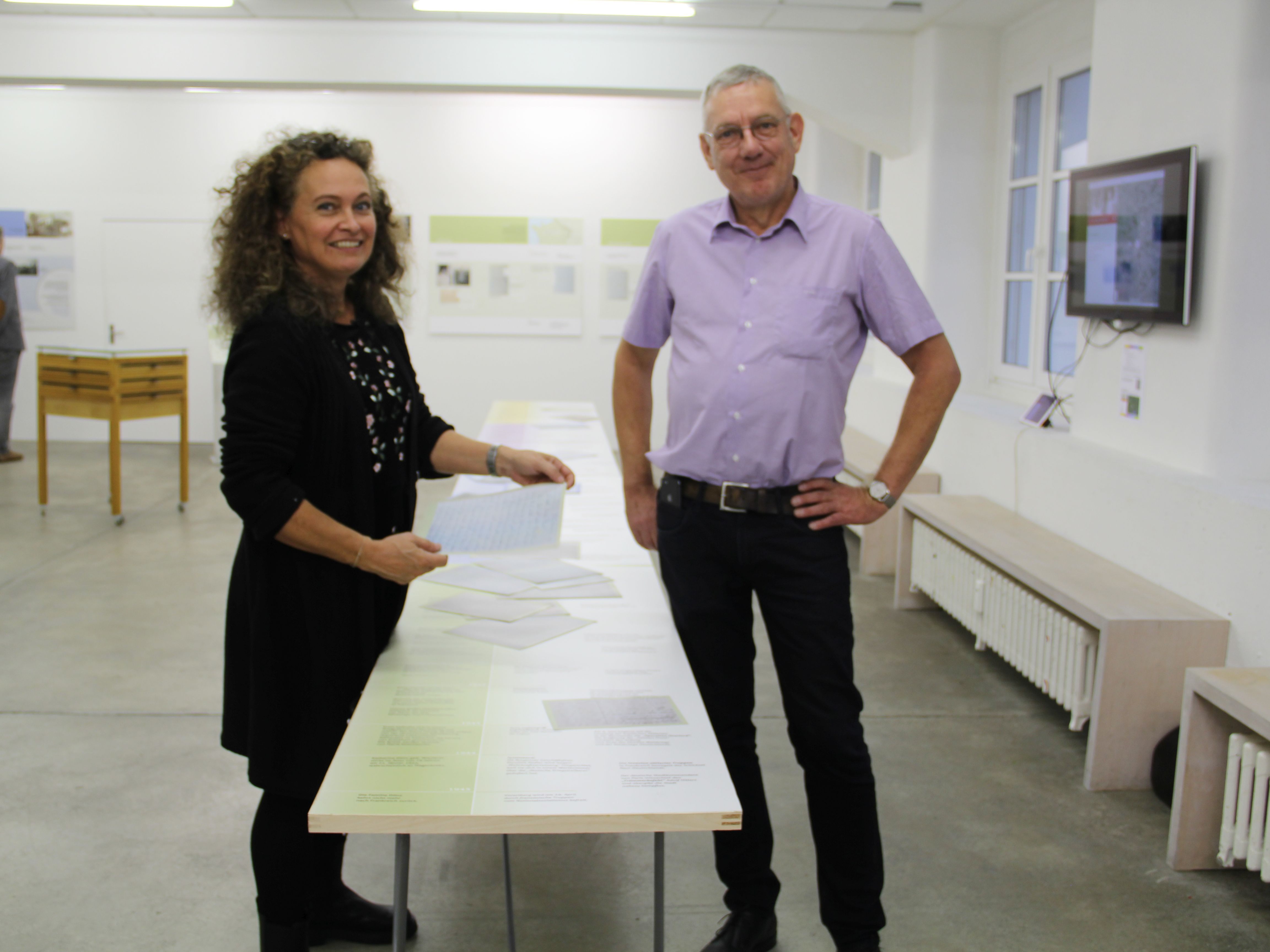Sabine Grohs und Dieter Petras vor der Zeittafel und den kopierten Dokumenten. Sabine Grohs und Dieter Petras vor der Zeittafel und den kopierten Dokumenten.